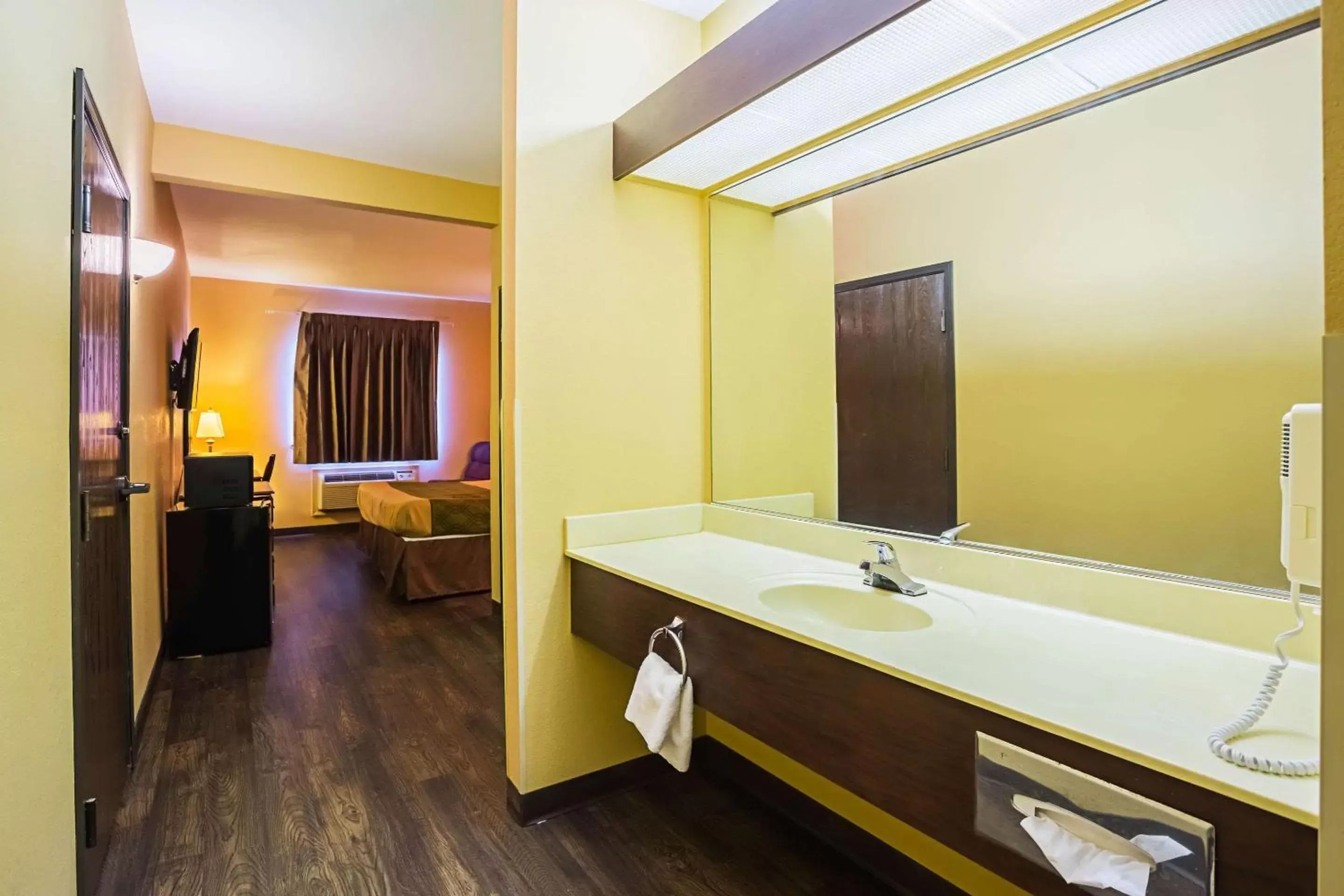 Photo of the whole room, Bathroom in Econo Lodge Inn & Suites Ripley