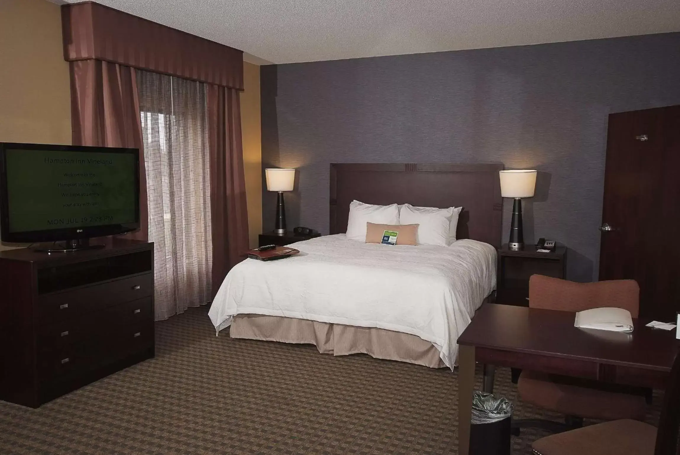 Bed in Hampton Inn & Suites Vineland