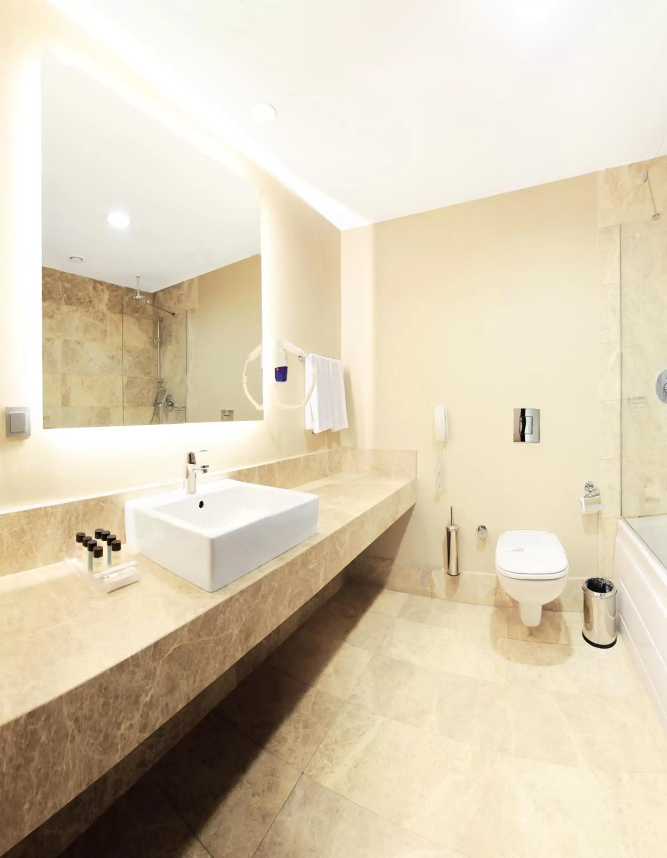 Bathroom in Ramada Plaza Altin Kayisi Hotel