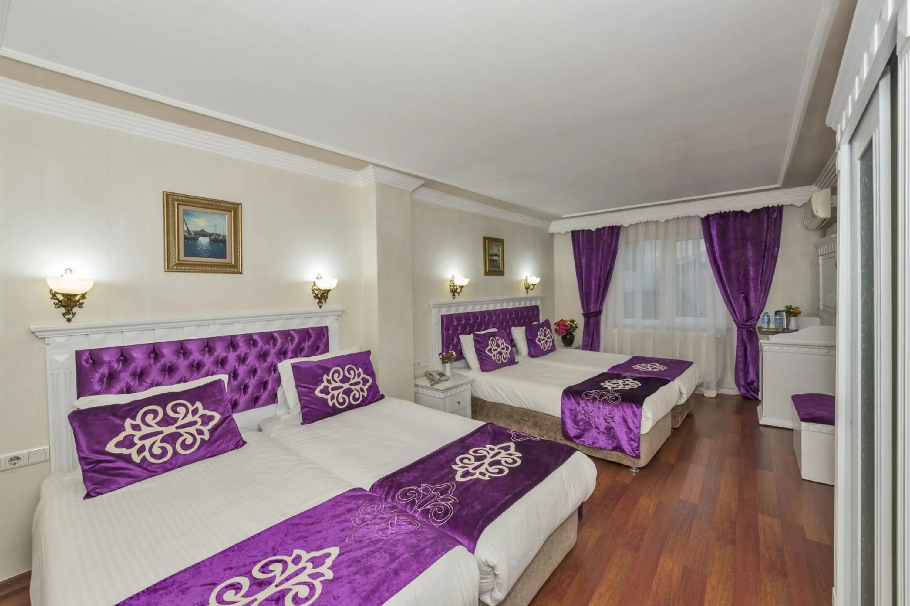 Photo of the whole room, Bed in Istanbul Holiday Hotel