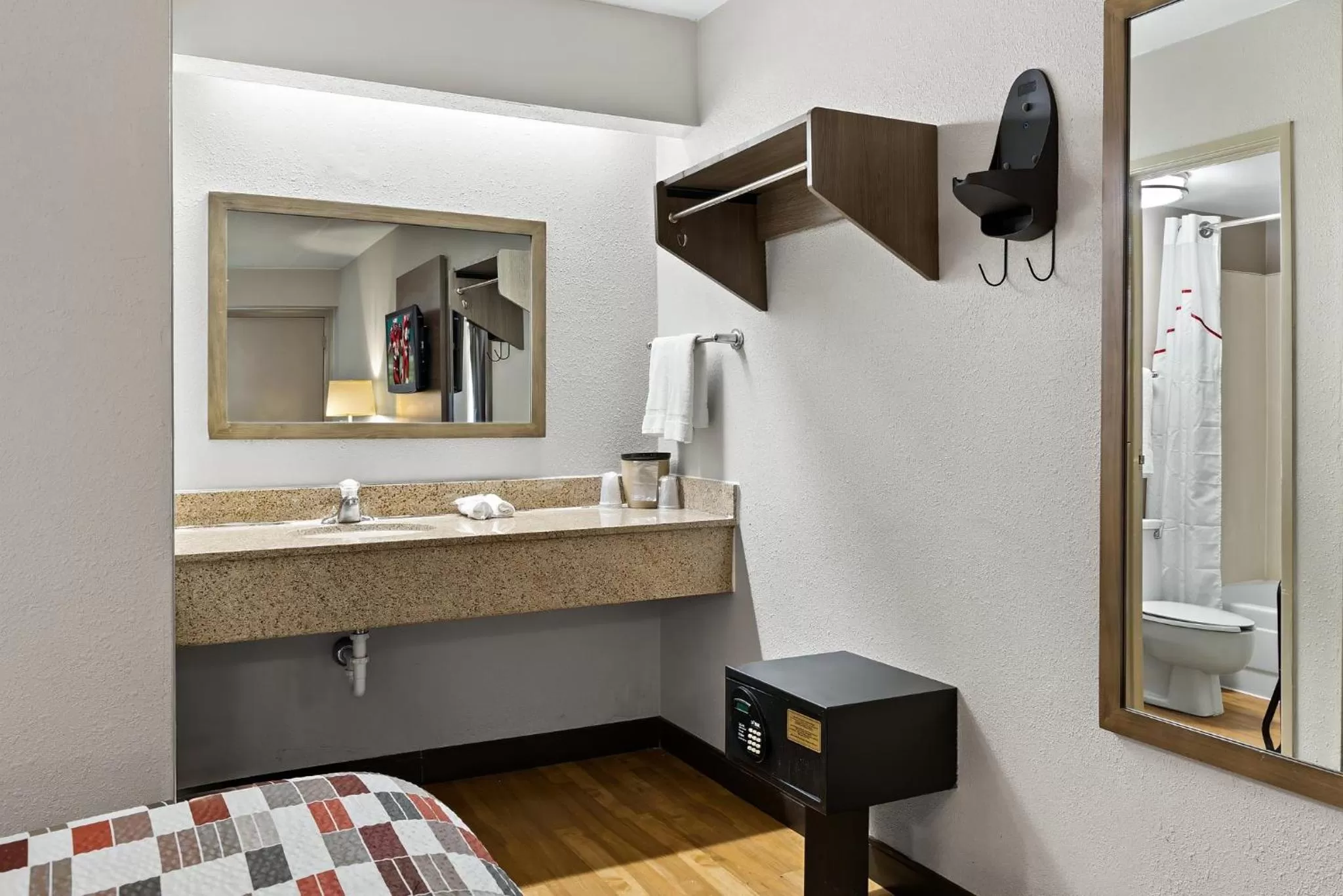 Bathroom, Bed in Red Roof Inn Cleveland - Independence