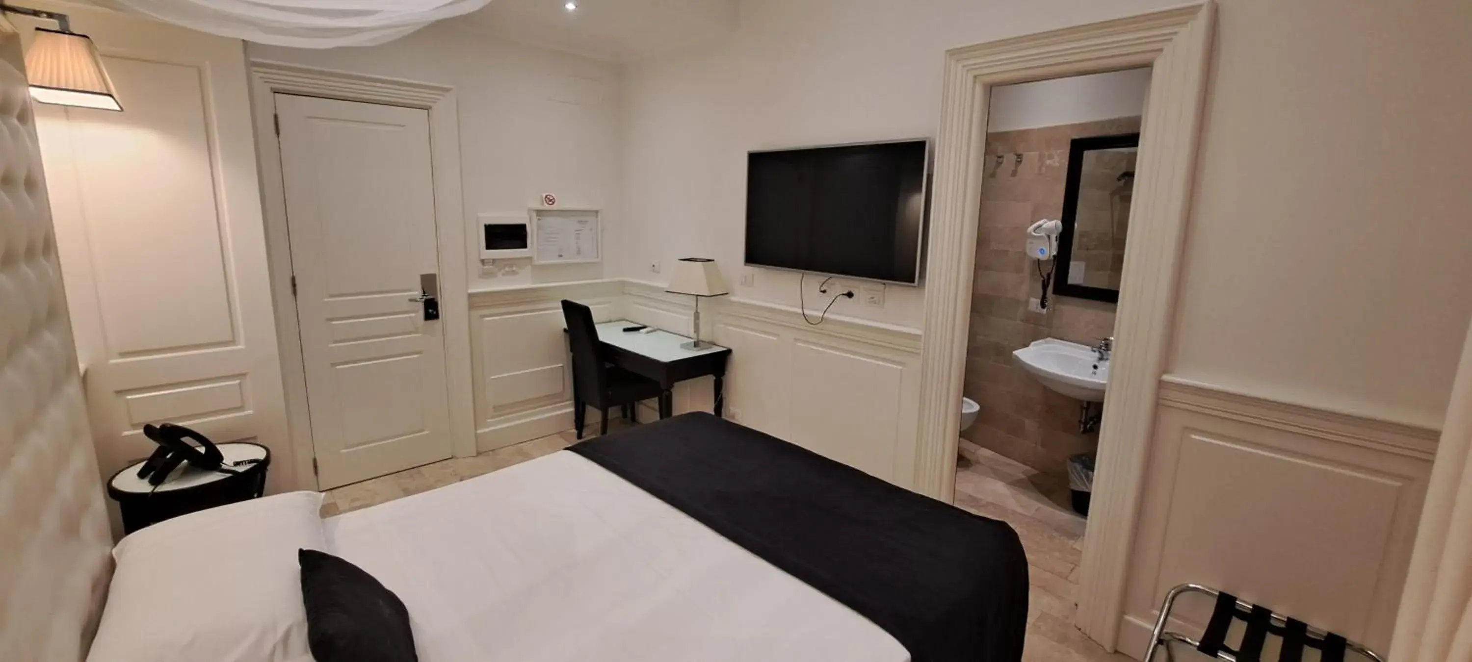 Bed, TV/Entertainment Center in Hotel dei Quiriti Suite