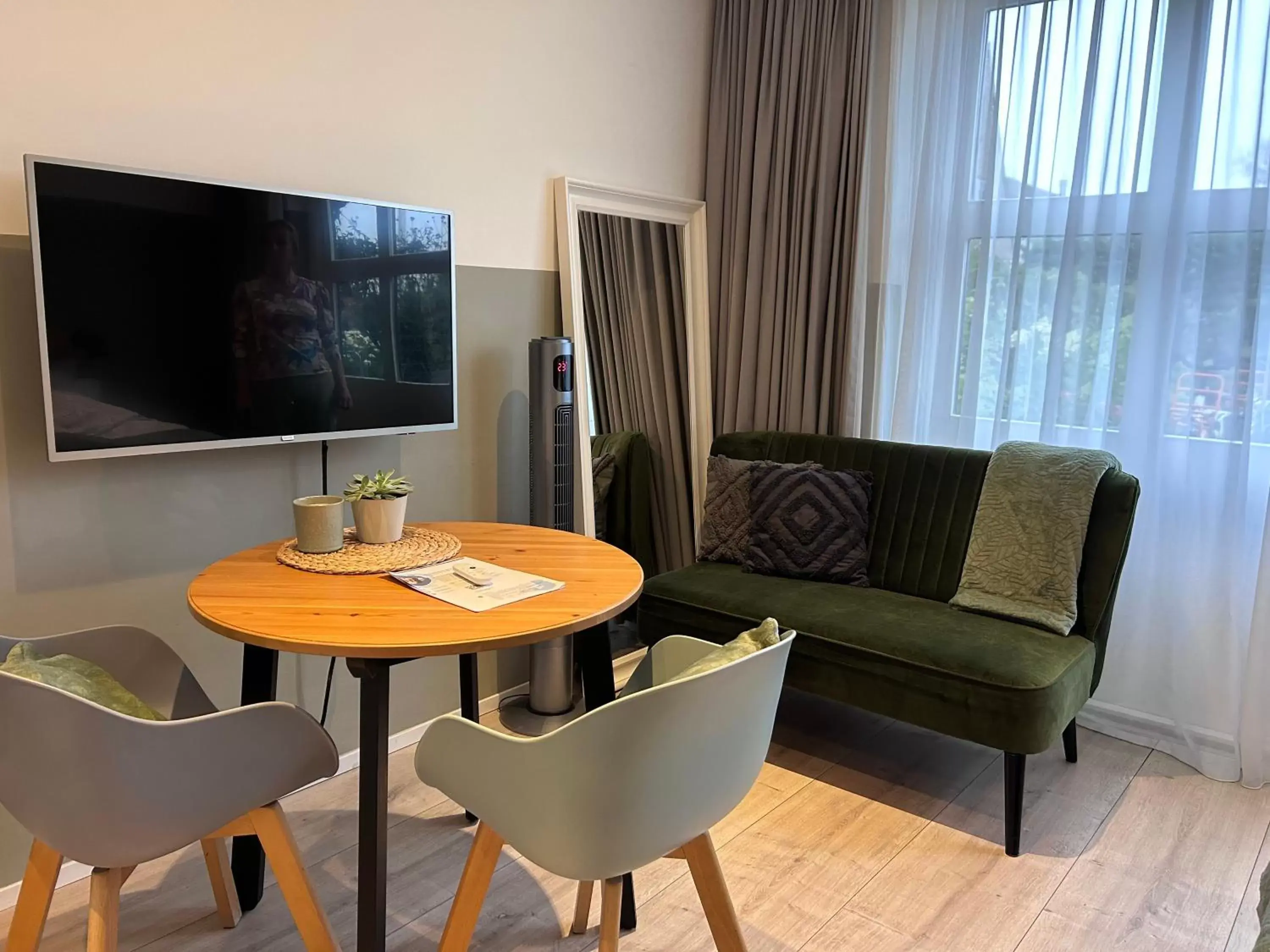 Dining area, TV/Entertainment Center in Flowerbed