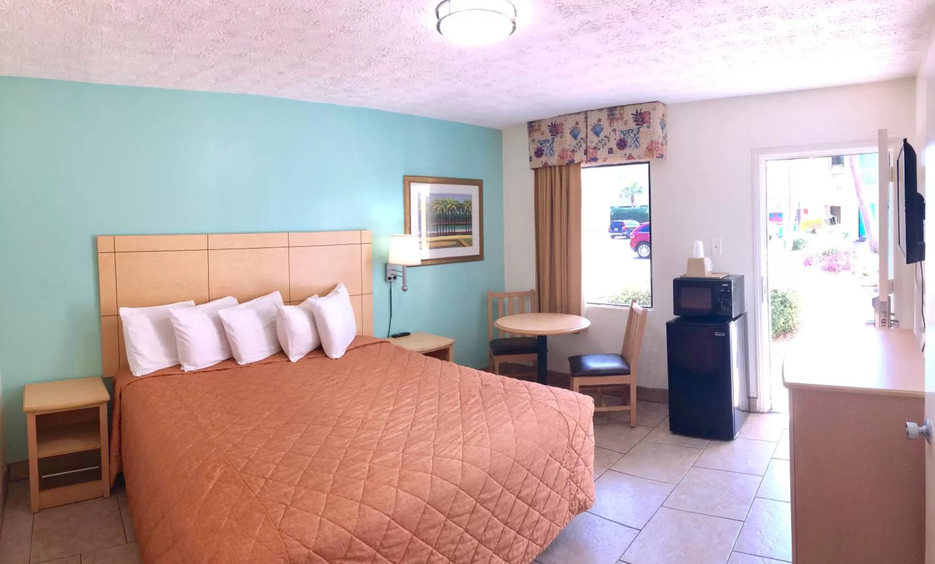 Photo of the whole room, Bed in Dunes Inn & Suites - Tybee Island