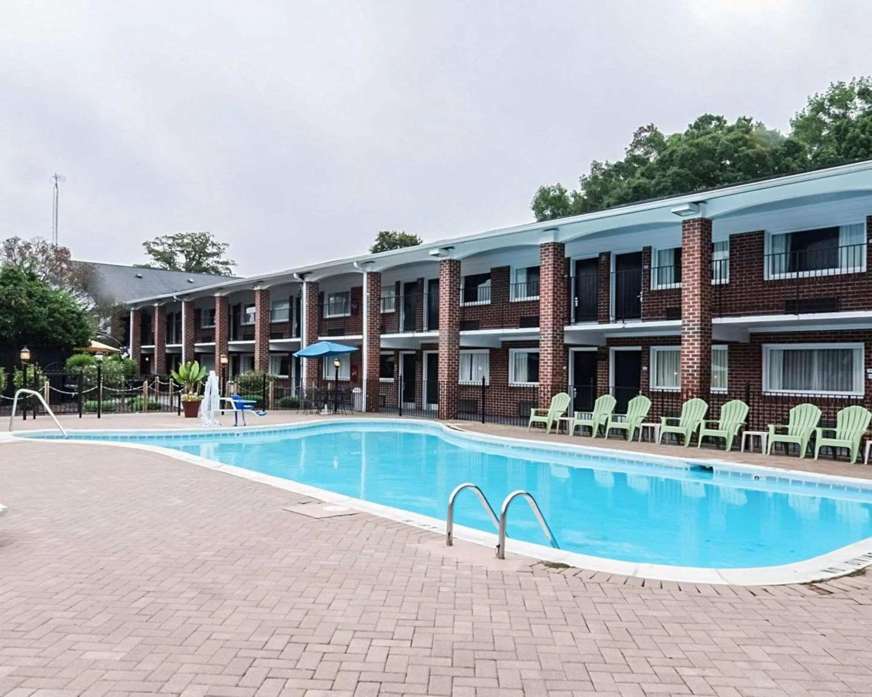 On site, Swimming Pool in Rodeway Inn & Suites Williamsburg Central