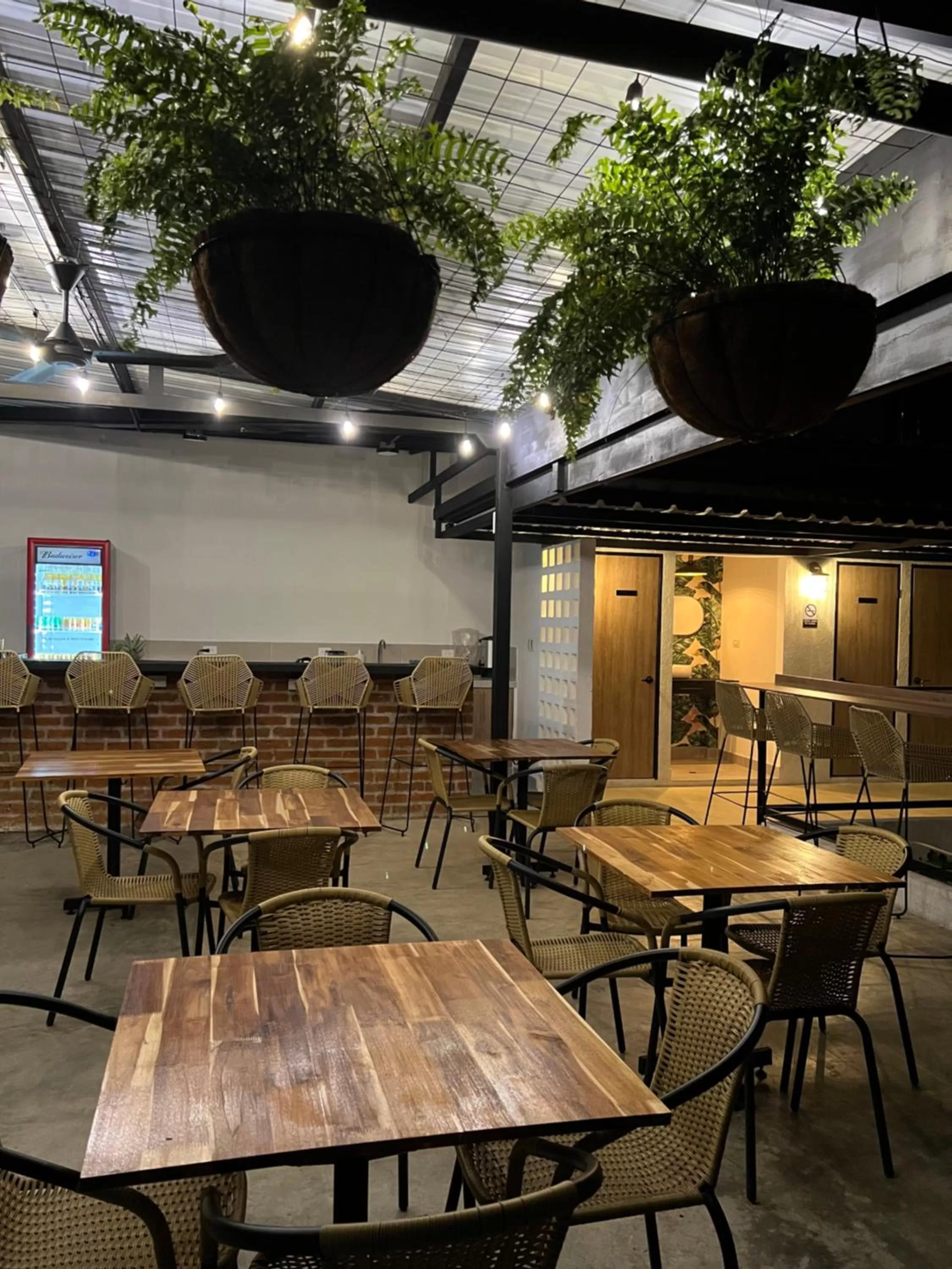 Restaurant/places to eat in HOTEL 9.5 SAN FERNANDO