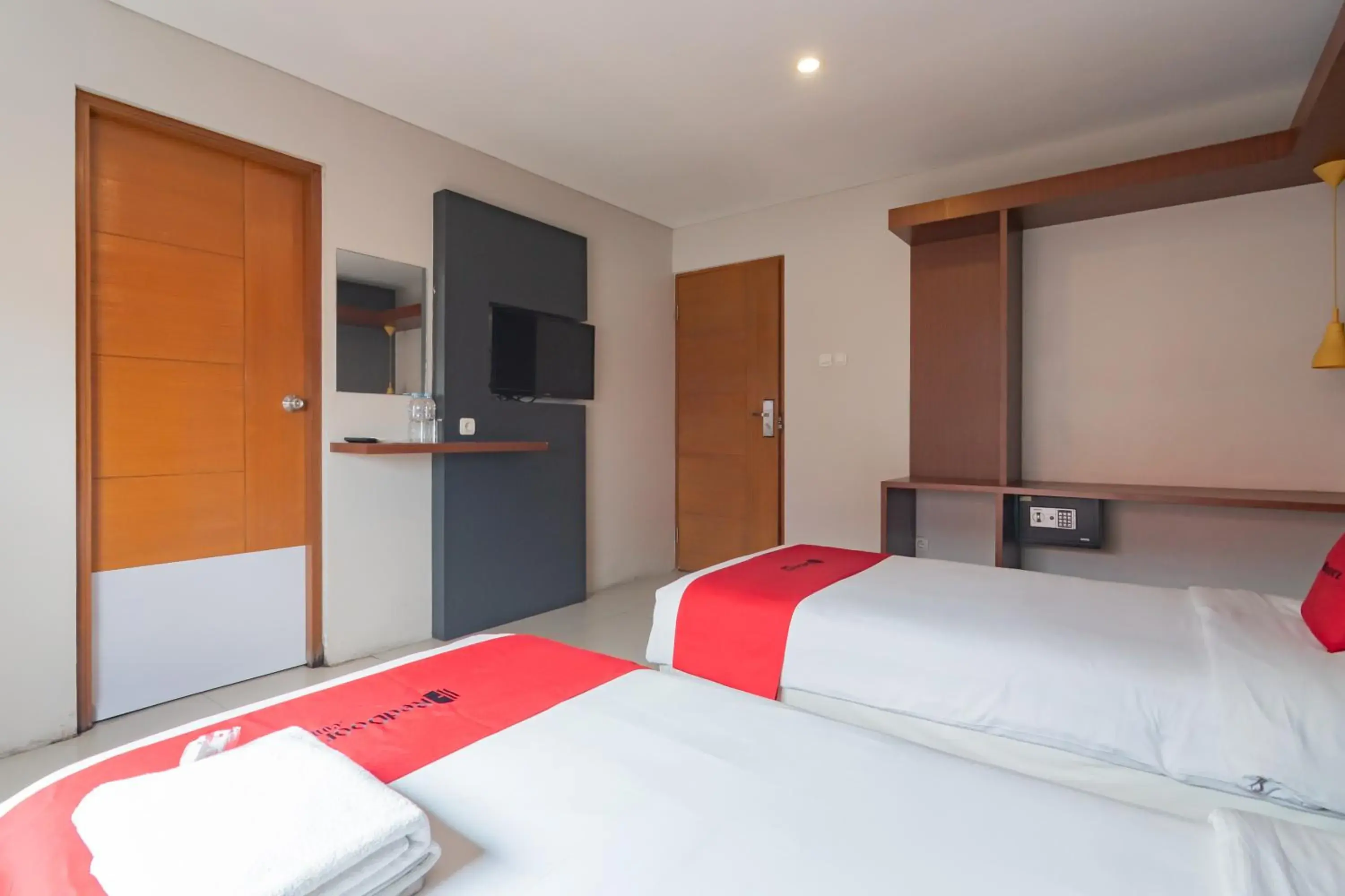 Bedroom, Bed in RedDoorz Plus @ Dago Pojok 3 Bedroom, Bed in RedDoorz Plus @ Dago Pojok 3