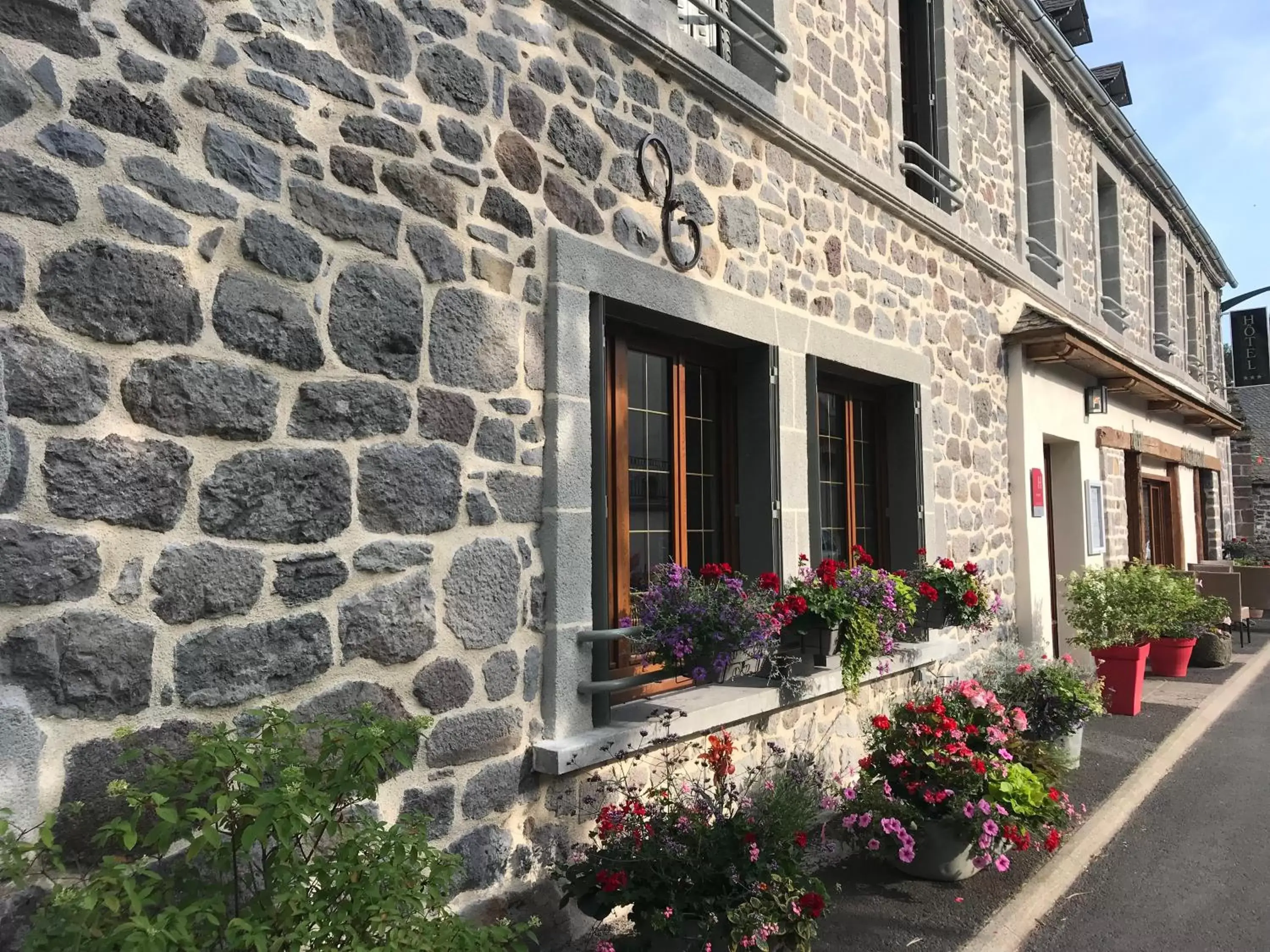 Property Building in Hôtel Restaurant du Plomb du Cantal