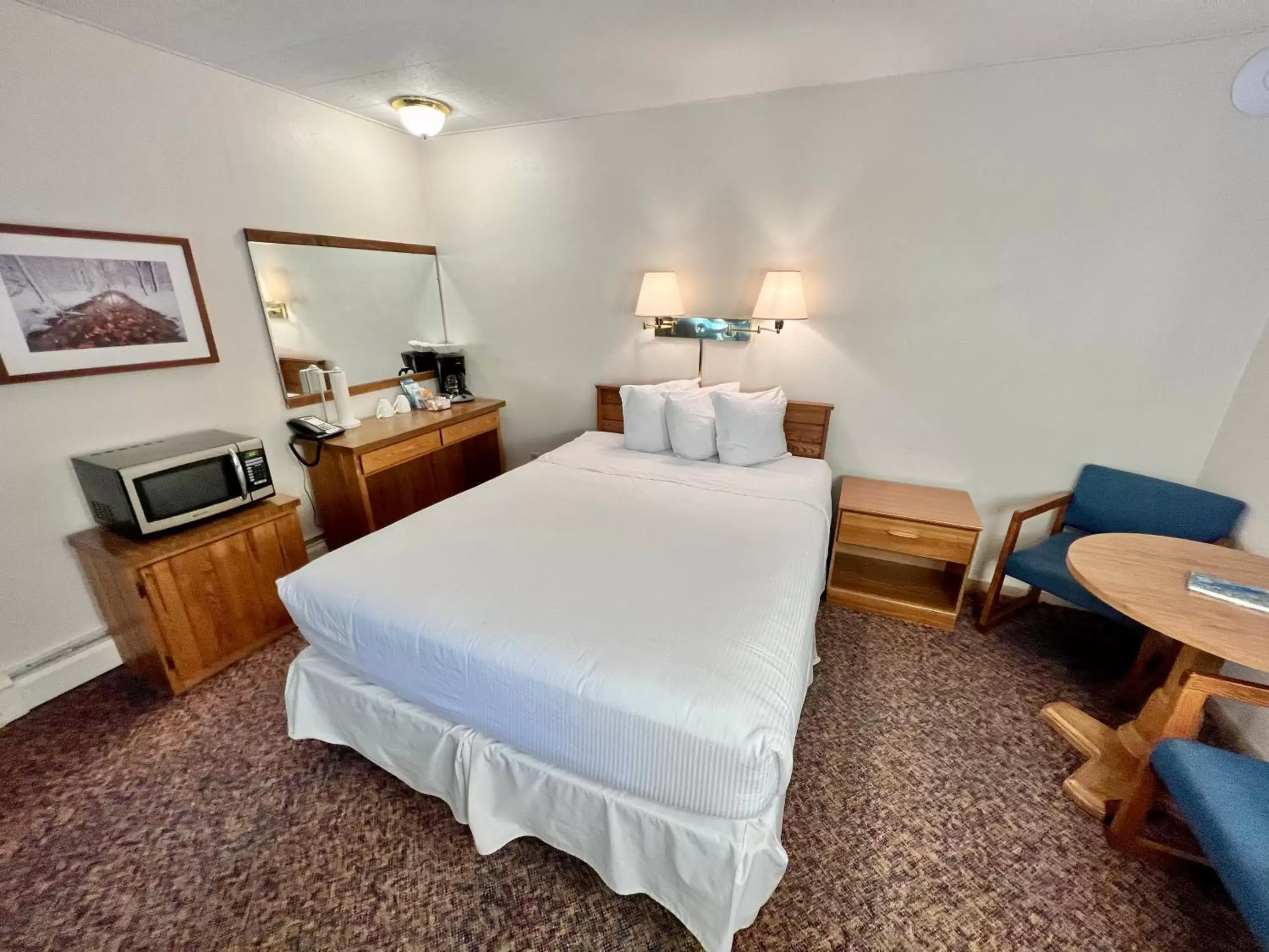 Budget Double Room in Thomsonite Inn on Lake Superior
