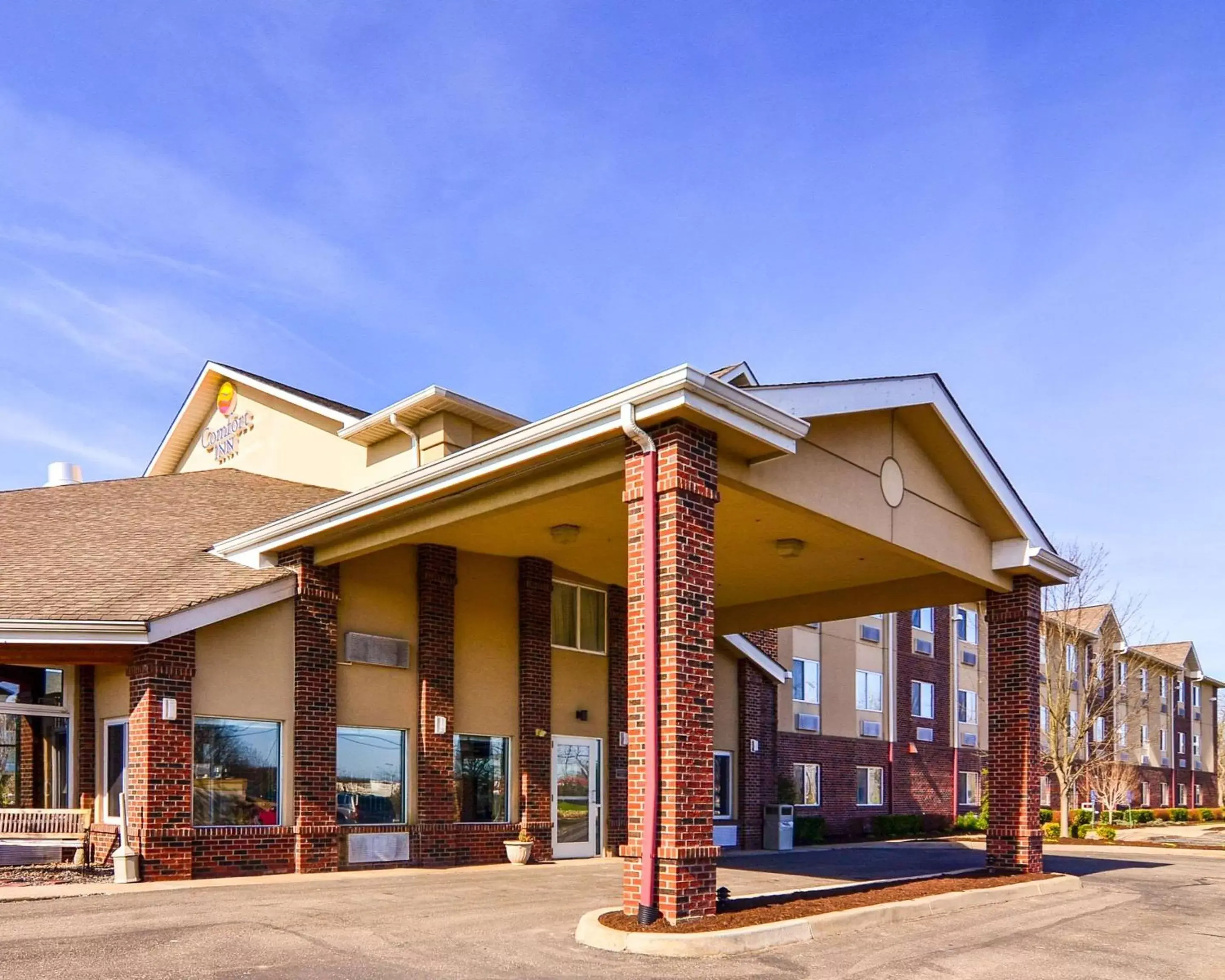 Property Building in Comfort Inn Weirton