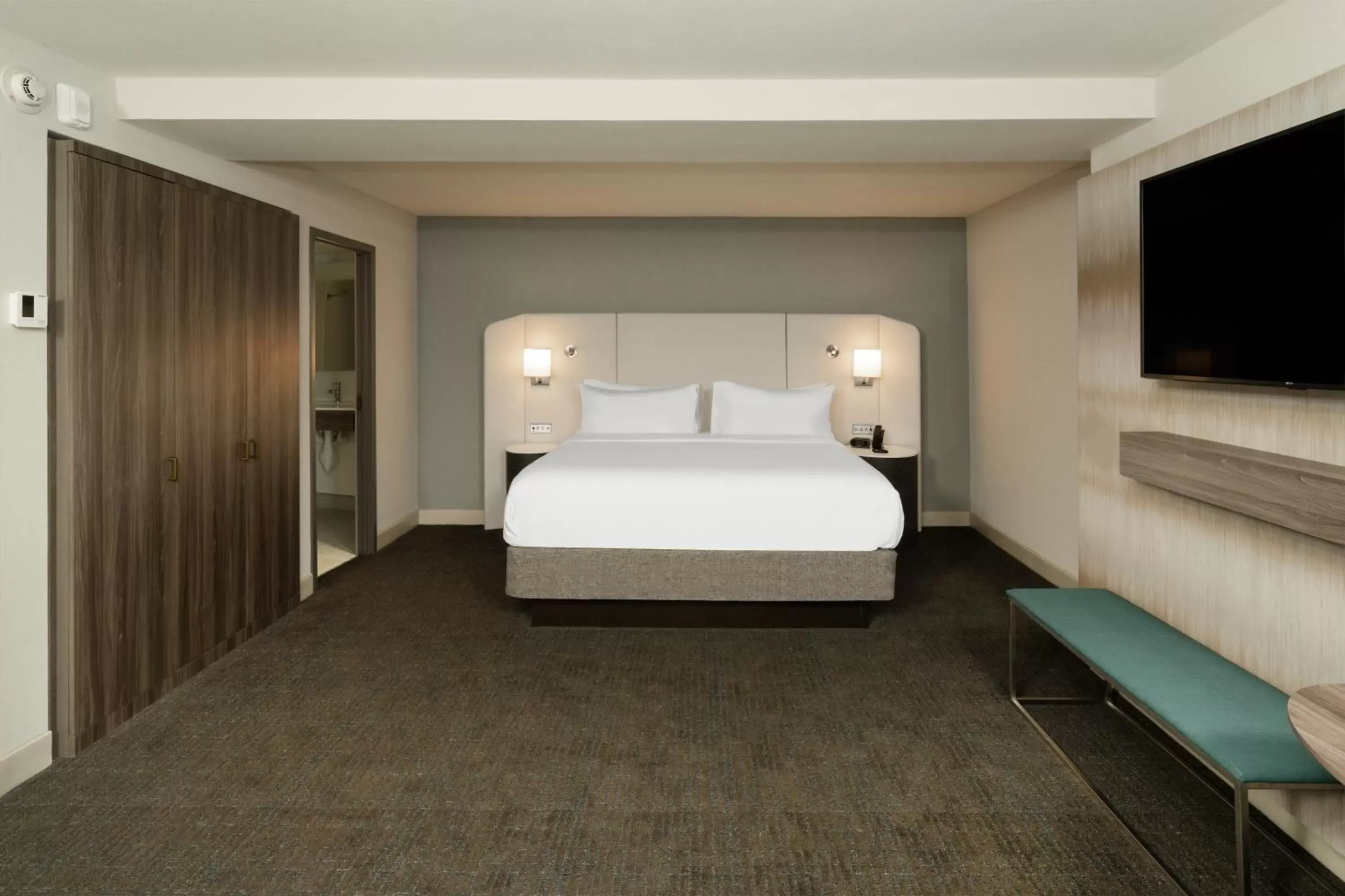 Guests, Bed in Crowne Plaza Atlanta Ne Norcross