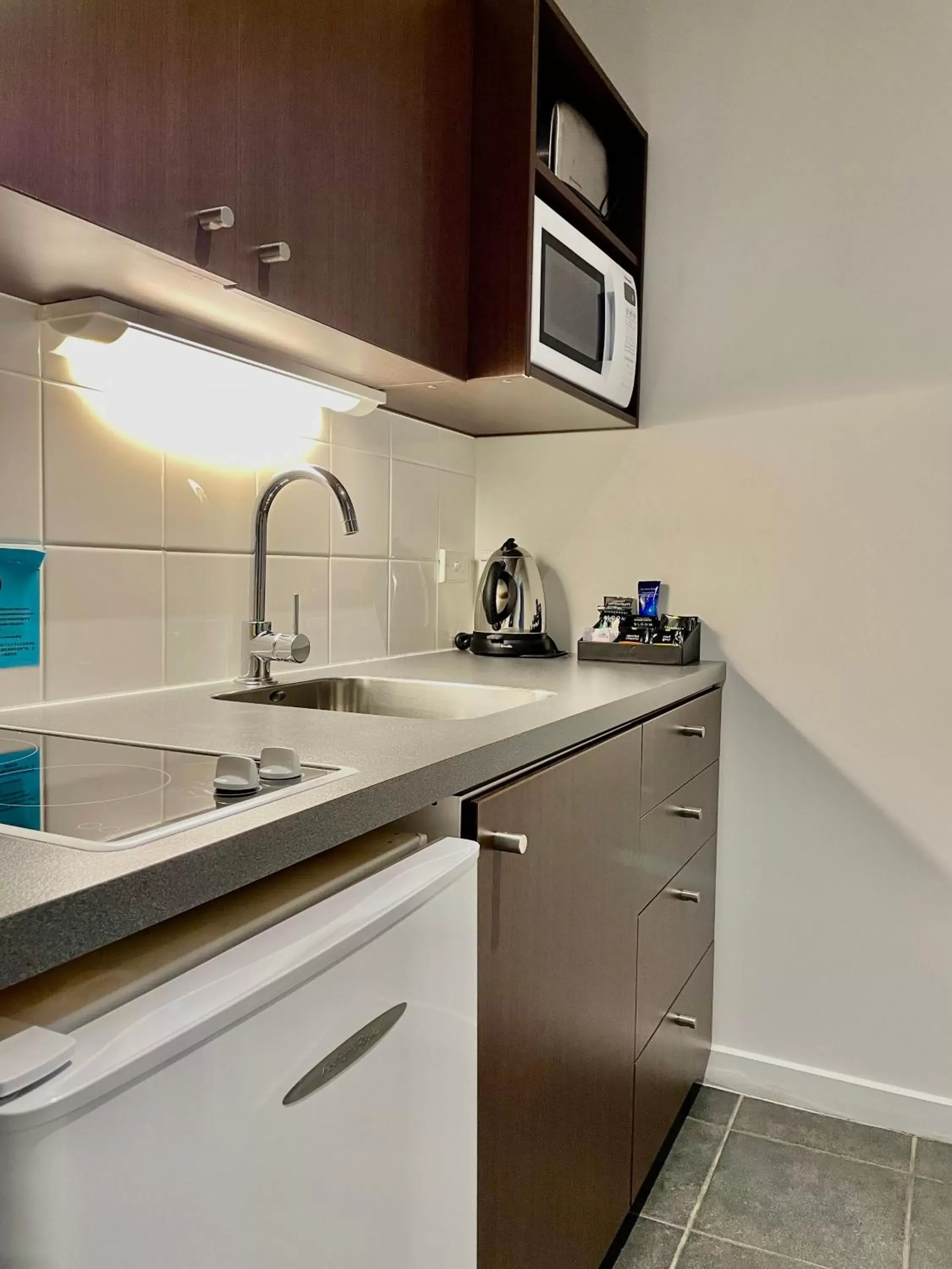 Kitchen or kitchenette, Kitchen/Kitchenette in Airport Christchurch Motel