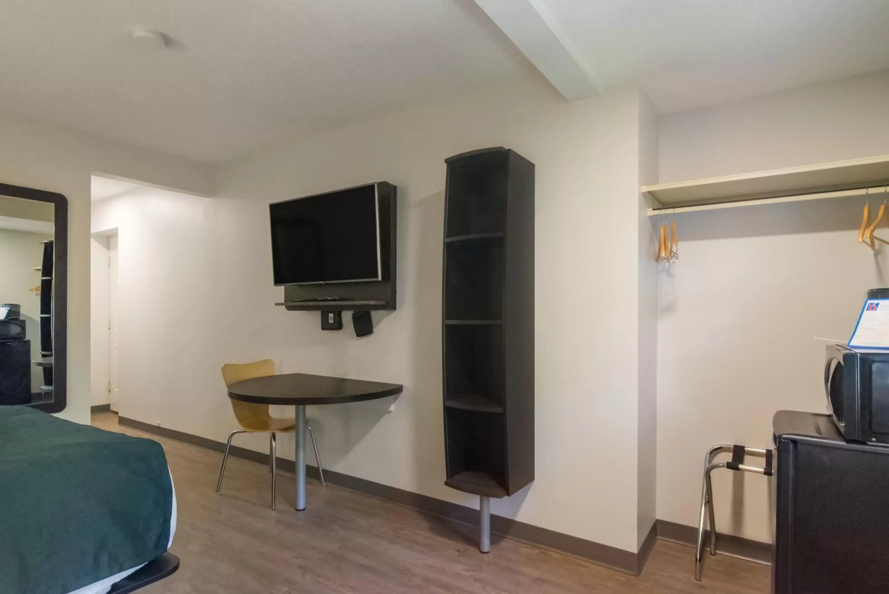 TV and multimedia in Motel 6-Saanichton, BC - Victoria Airport