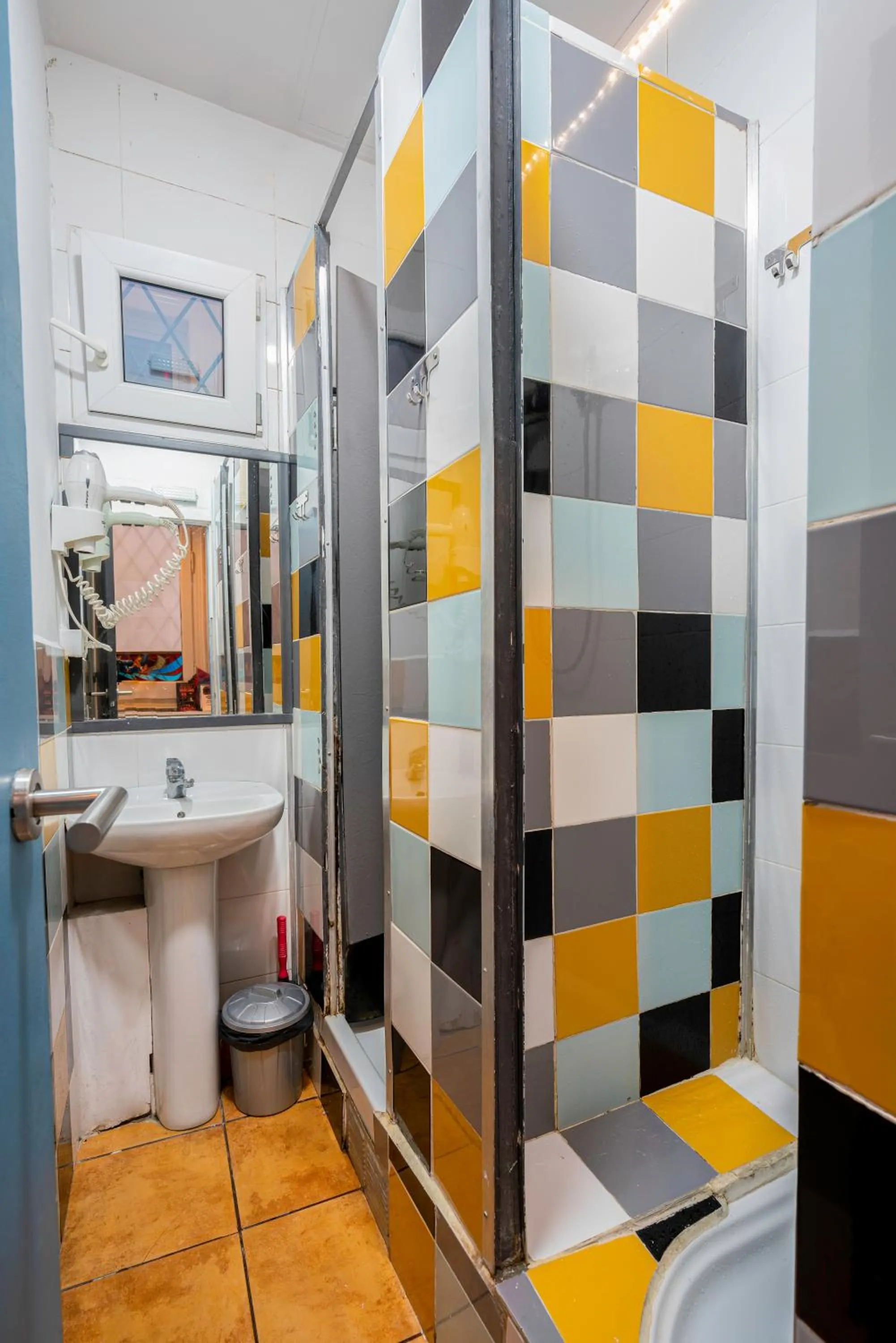 Shower in Casa Barcelo Hostel Barcelona