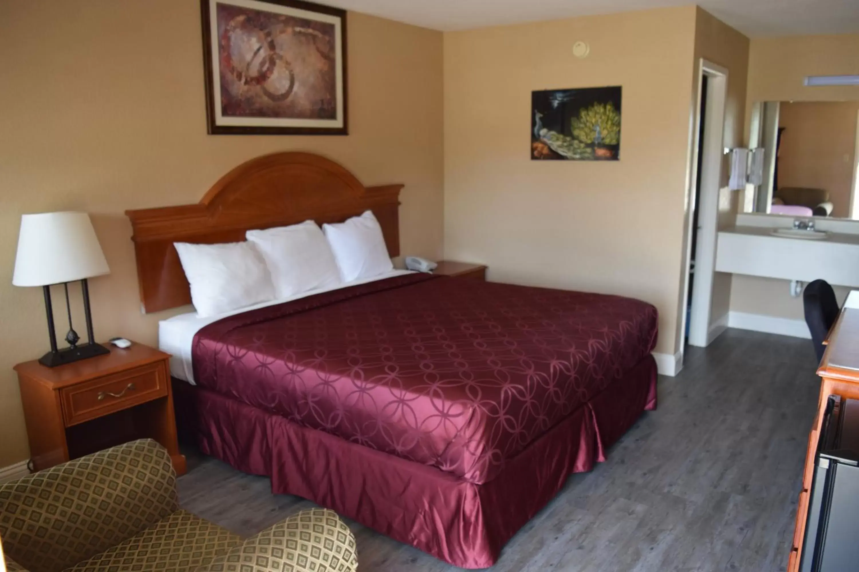 King Room in Albany Inn & RV Campground King Room in Albany Inn & RV Campground