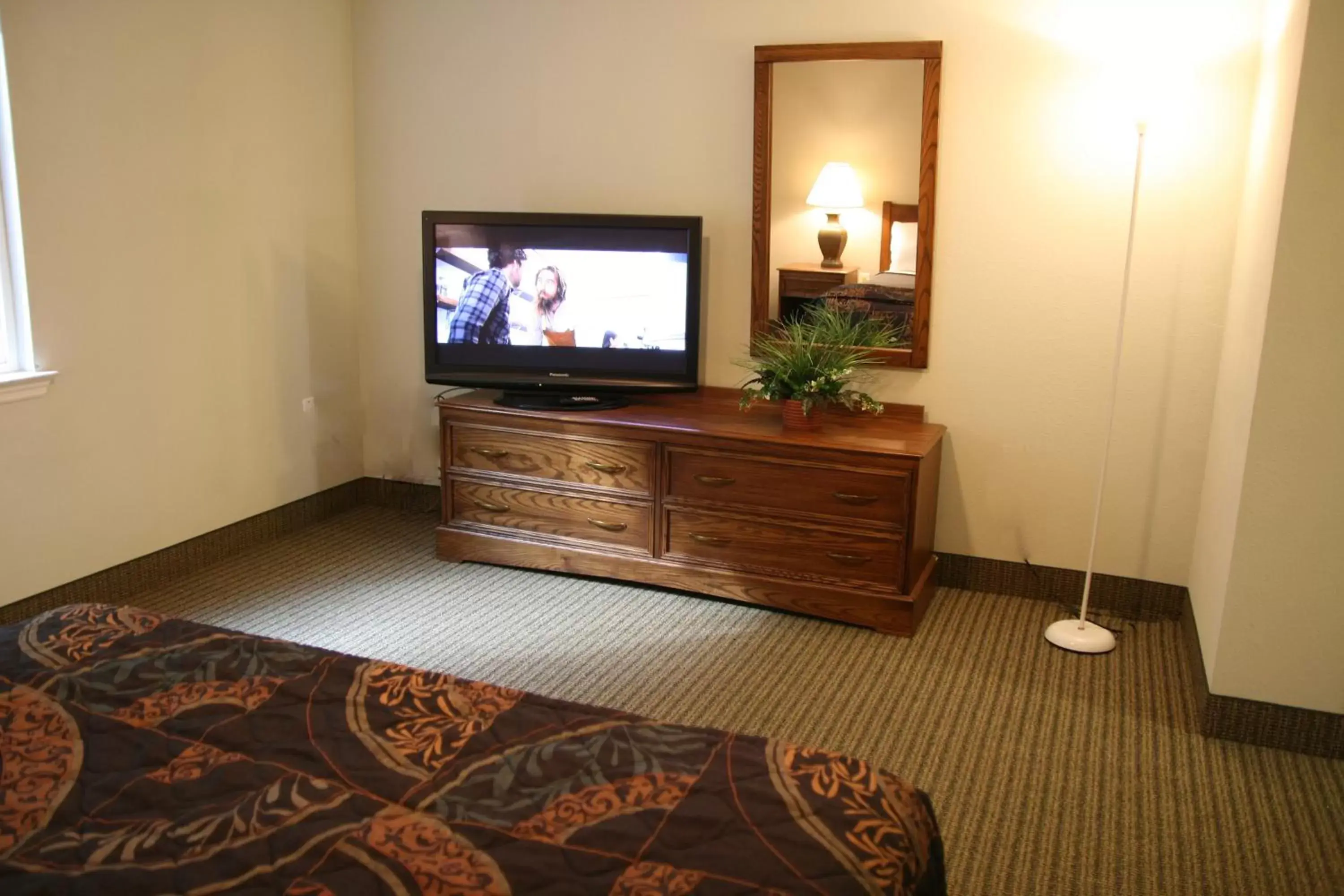 Bedroom, TV/Entertainment Center in Affordable Suites Jacksonville