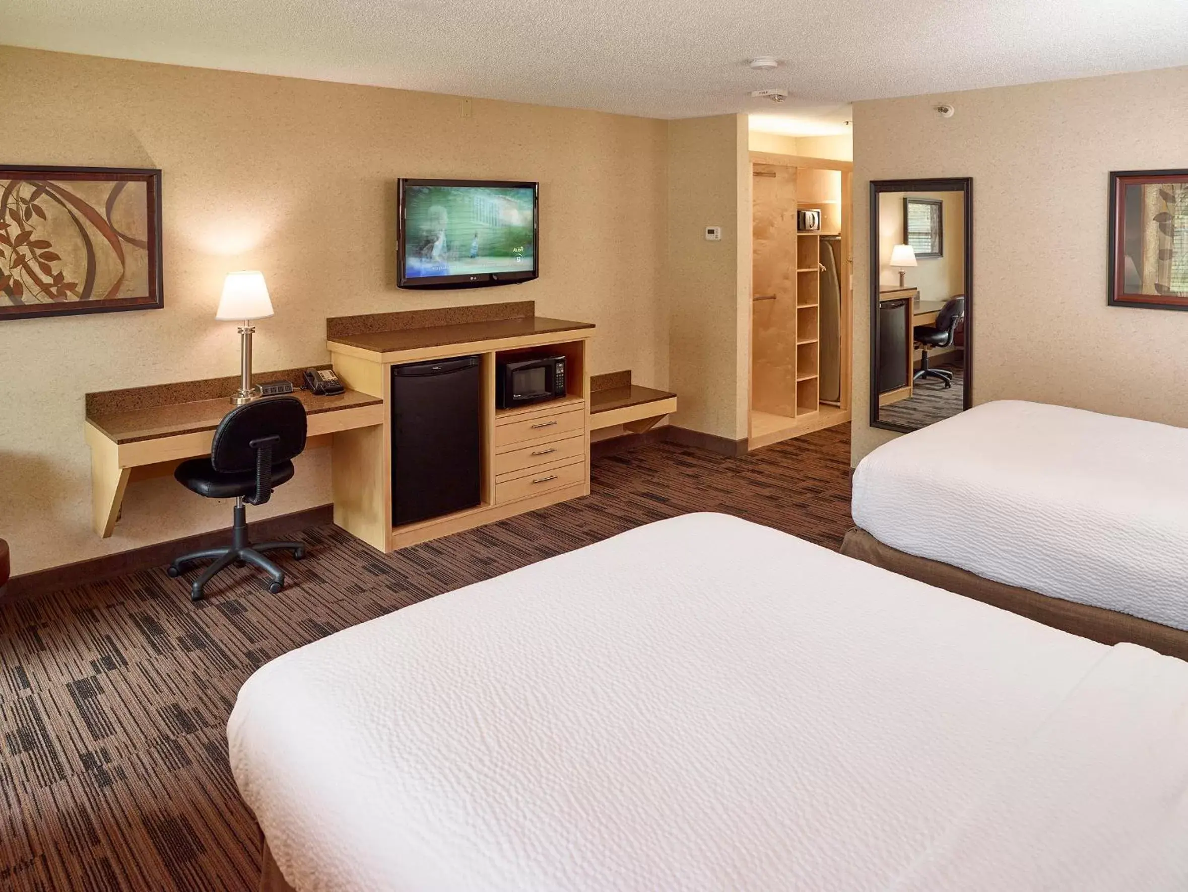 Photo of the whole room, TV/Entertainment Center in LivINN Hotel Minneapolis North / Fridley