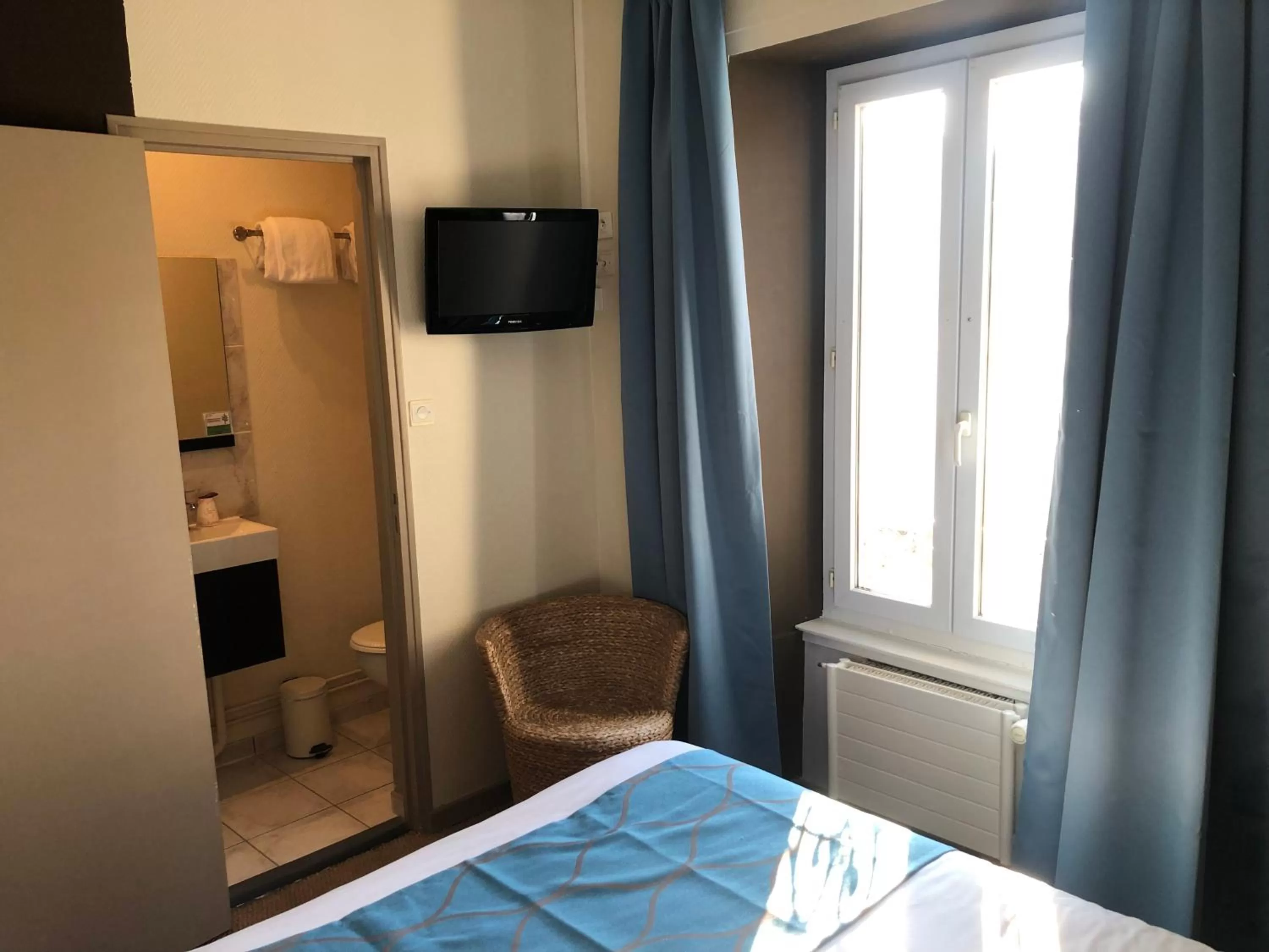 Bed, TV/Entertainment Center in Maison Richet