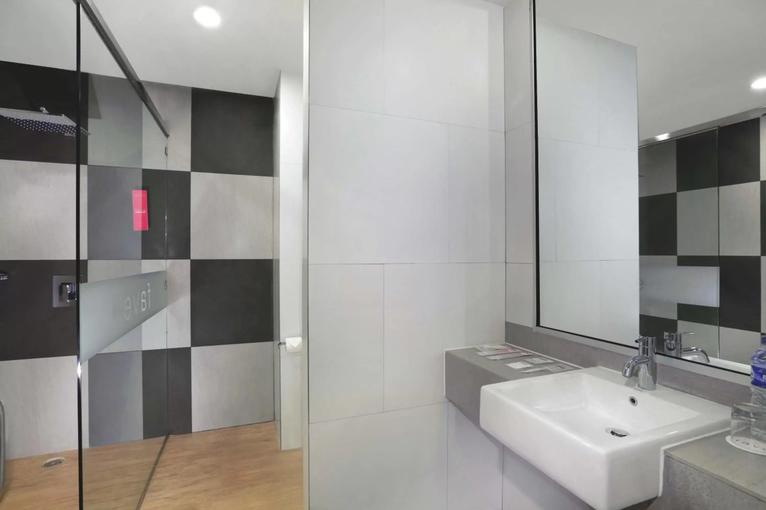 Toilet, Bathroom in favehotel Ahmad Yani Banjarmasin