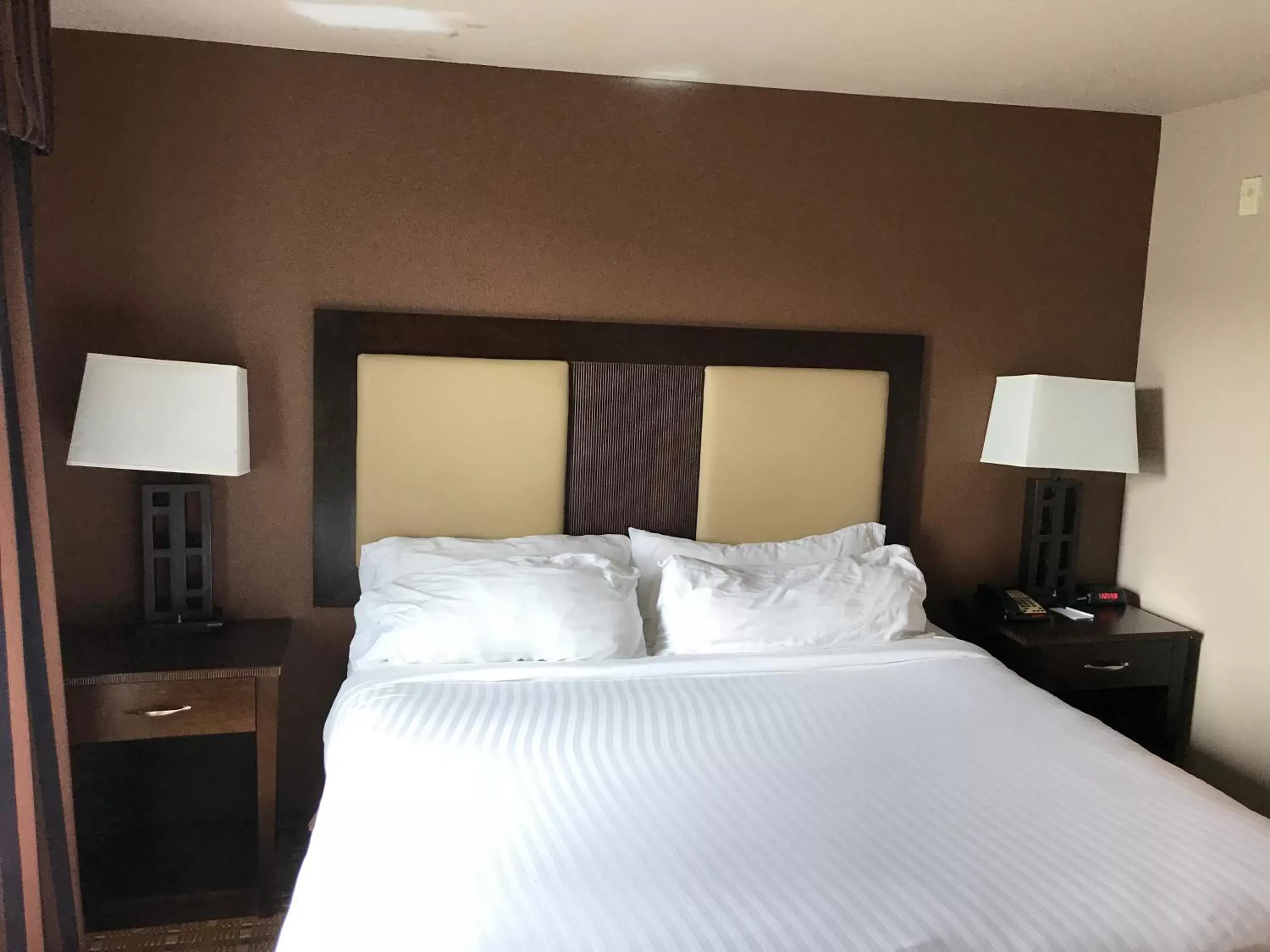 Bedroom, Bed in Country Inn & Suites, Murrells Inlet, SC