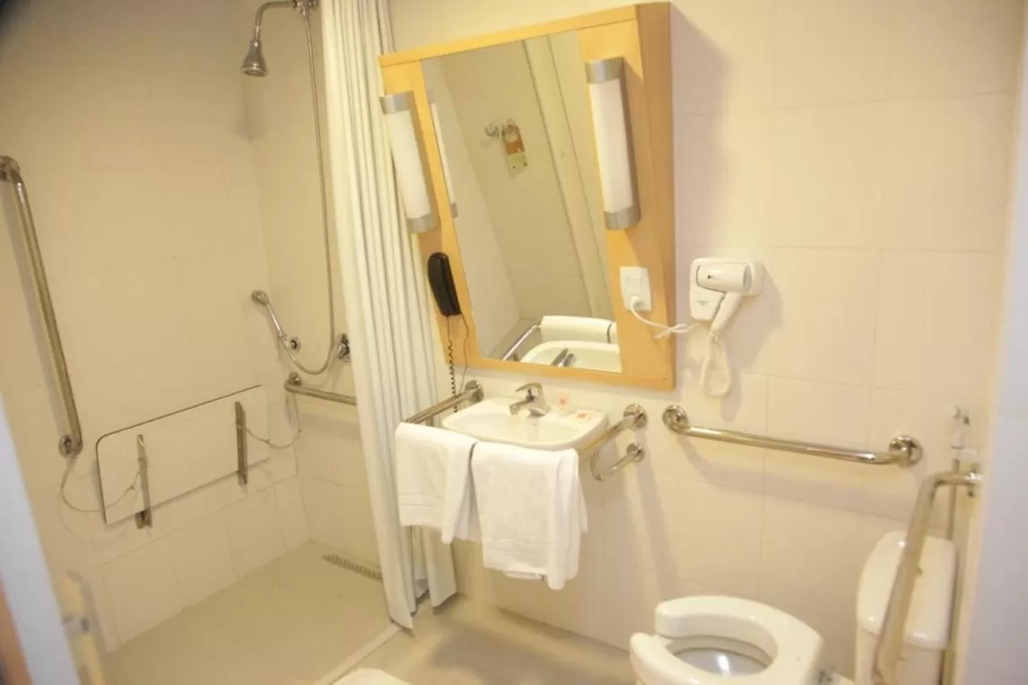 Bathroom in Ibis Sertaozinho