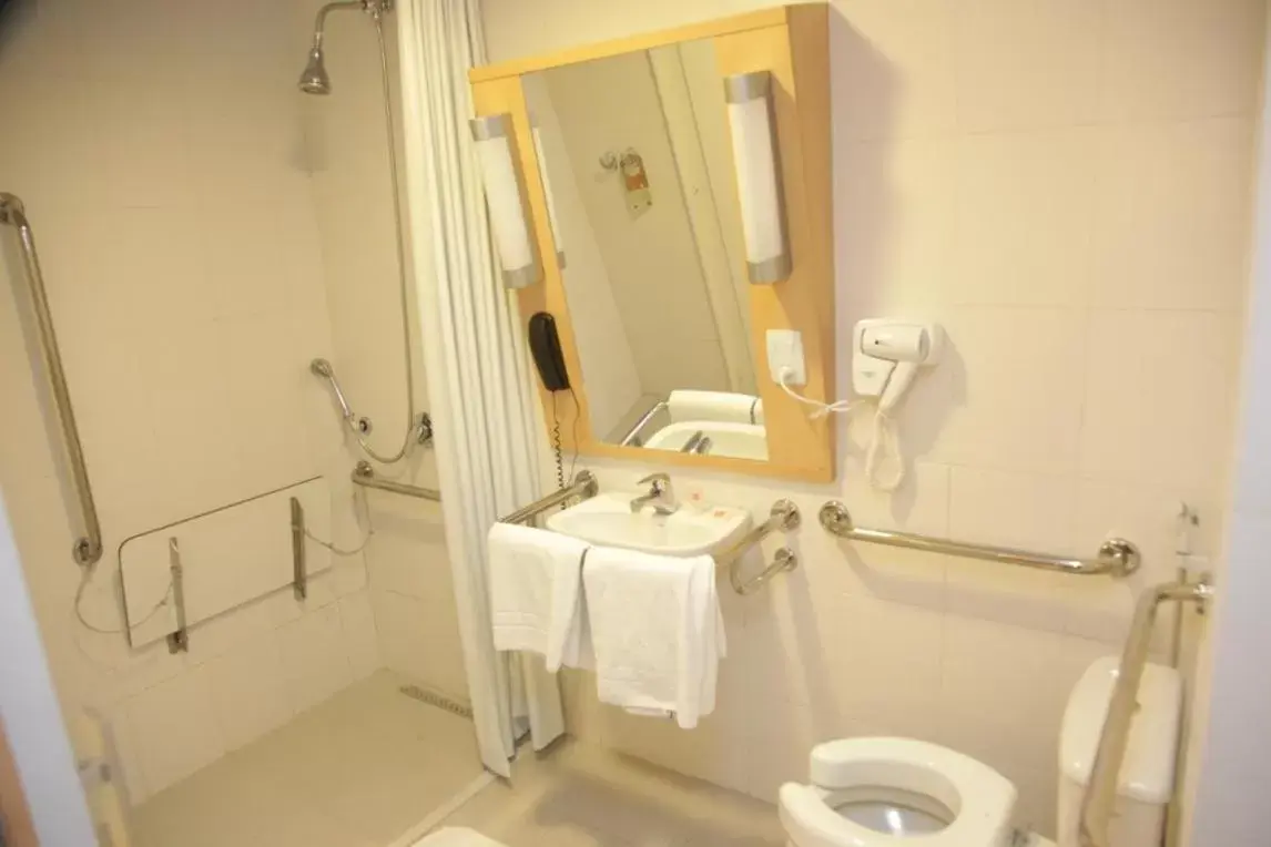 Bathroom in ibis Sertaozinho