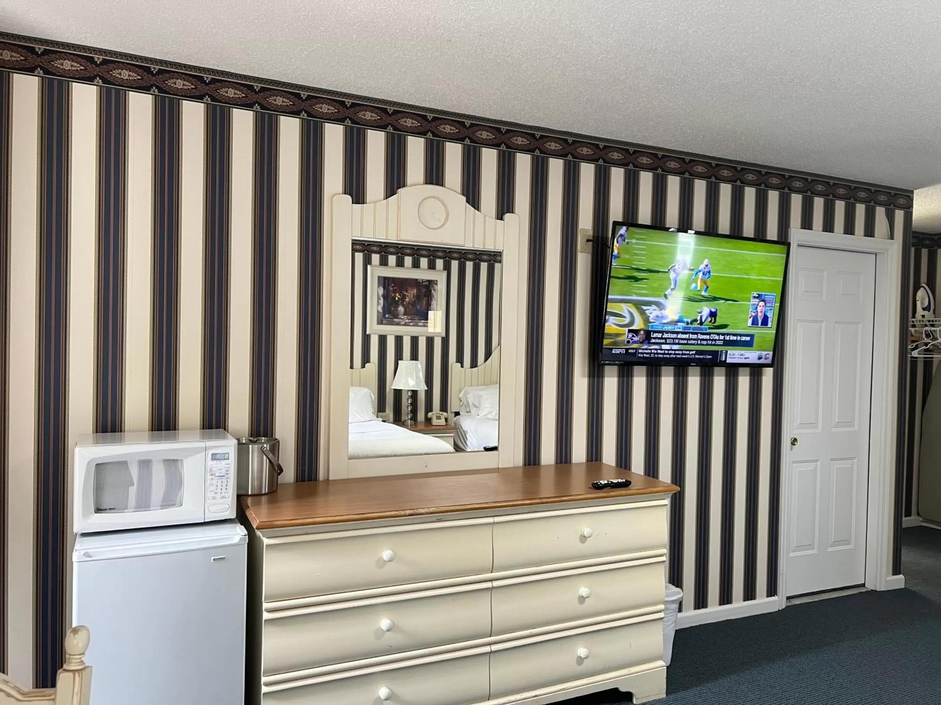 TV/Entertainment Center in Rocky River Inn