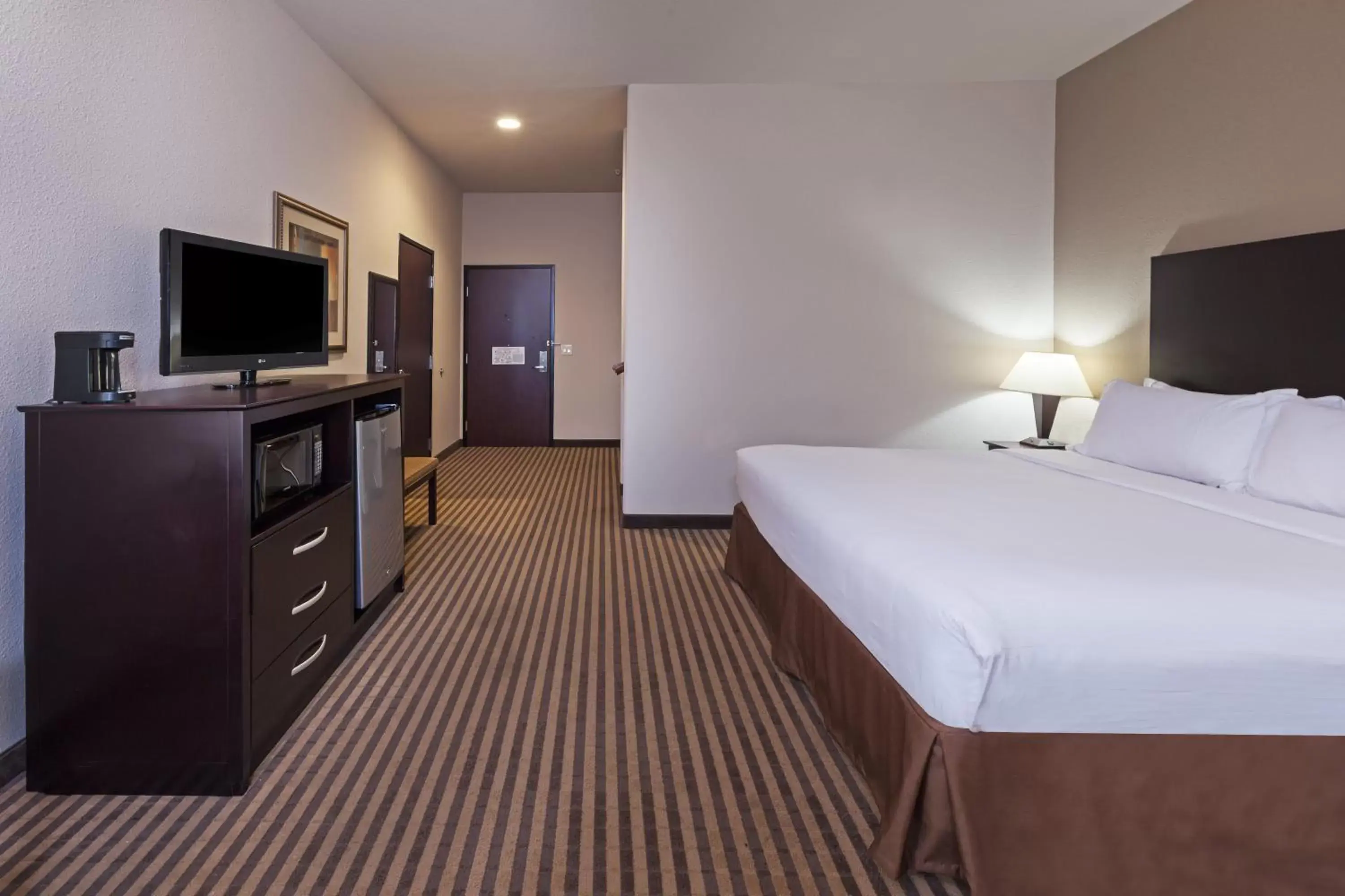 Photo of the whole room, Bed in Holiday Inn Express & Suites Brady, an IHG Hotel