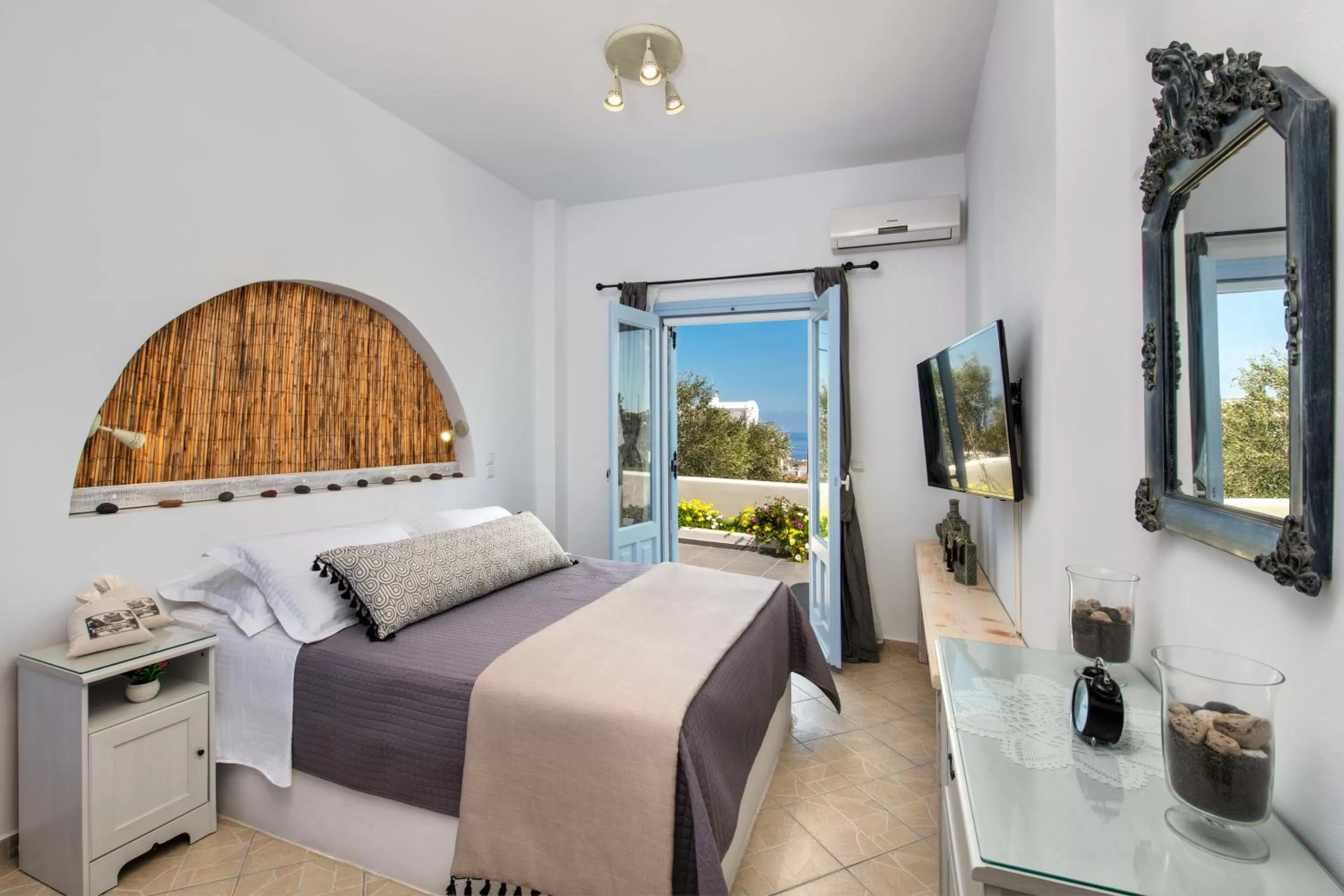 Abasa Traditional House with Outdoor Hot Tub in Abasa Suites