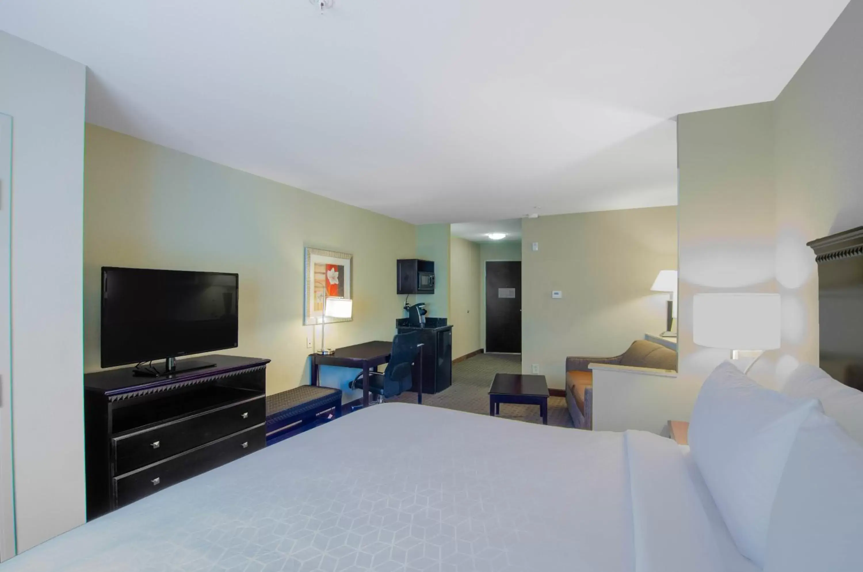 TV and multimedia, TV/Entertainment Center in Springdale Inn & Suites