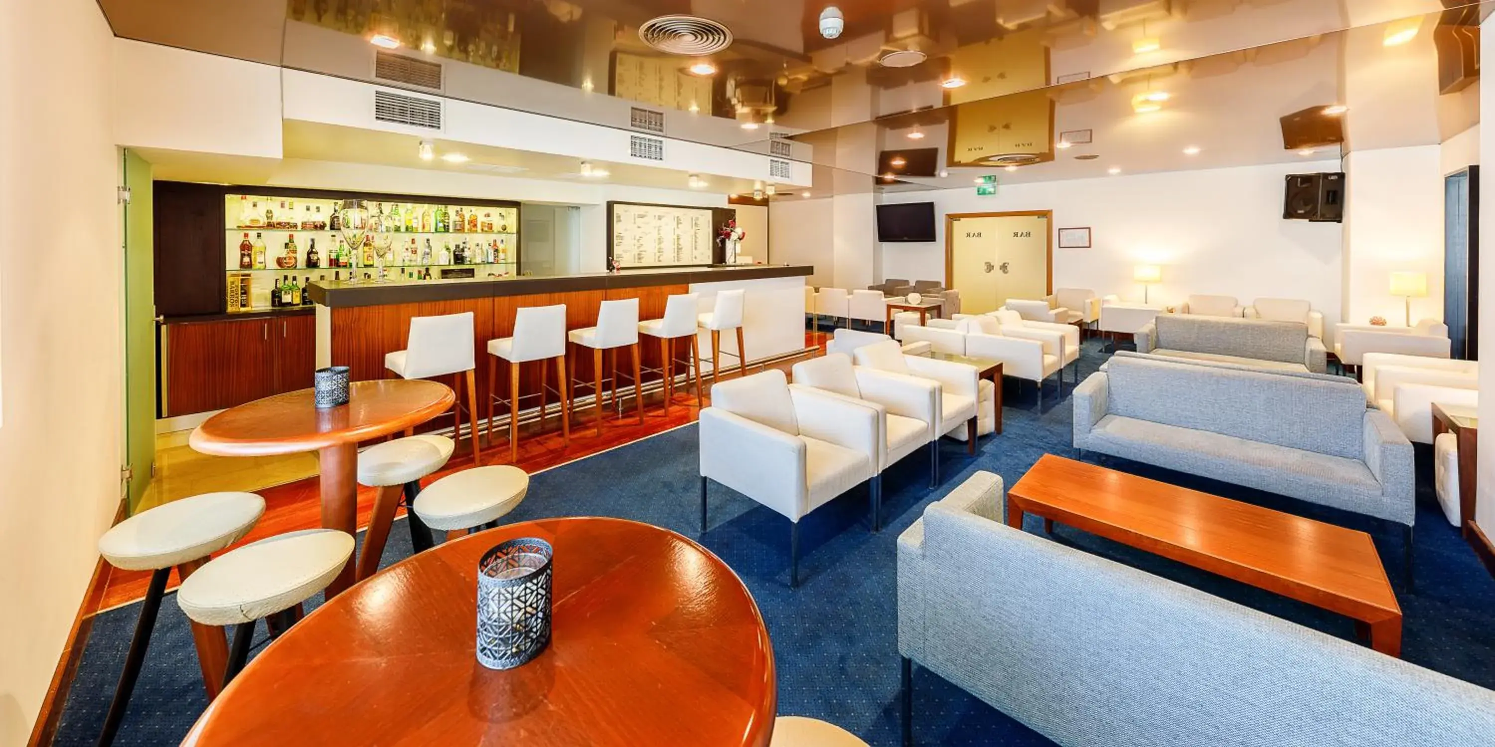 Lounge or bar in Hotel Cinquentenario & Conference Center Lounge or bar in Hotel Cinquentenario & Conference Center