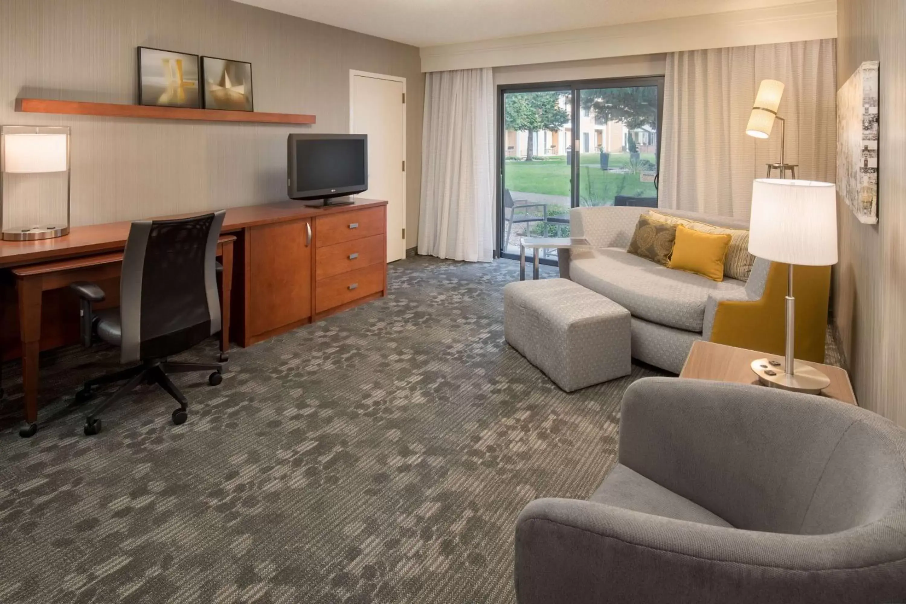 Photo of the whole room, Seating Area in Sonesta Select Seattle Bellevue Redmond