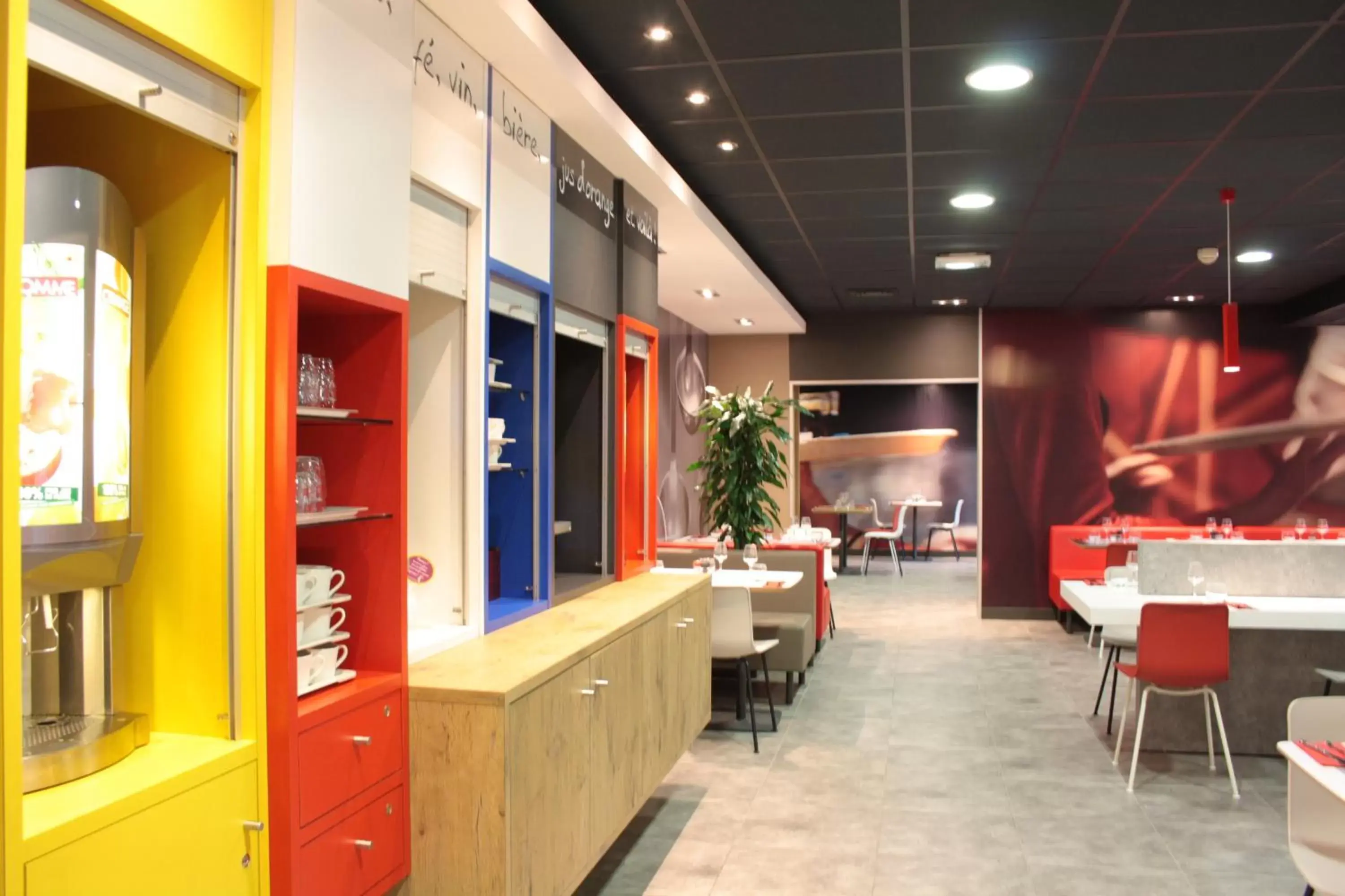 Restaurant/places to eat in ibis Lille Centre Gares