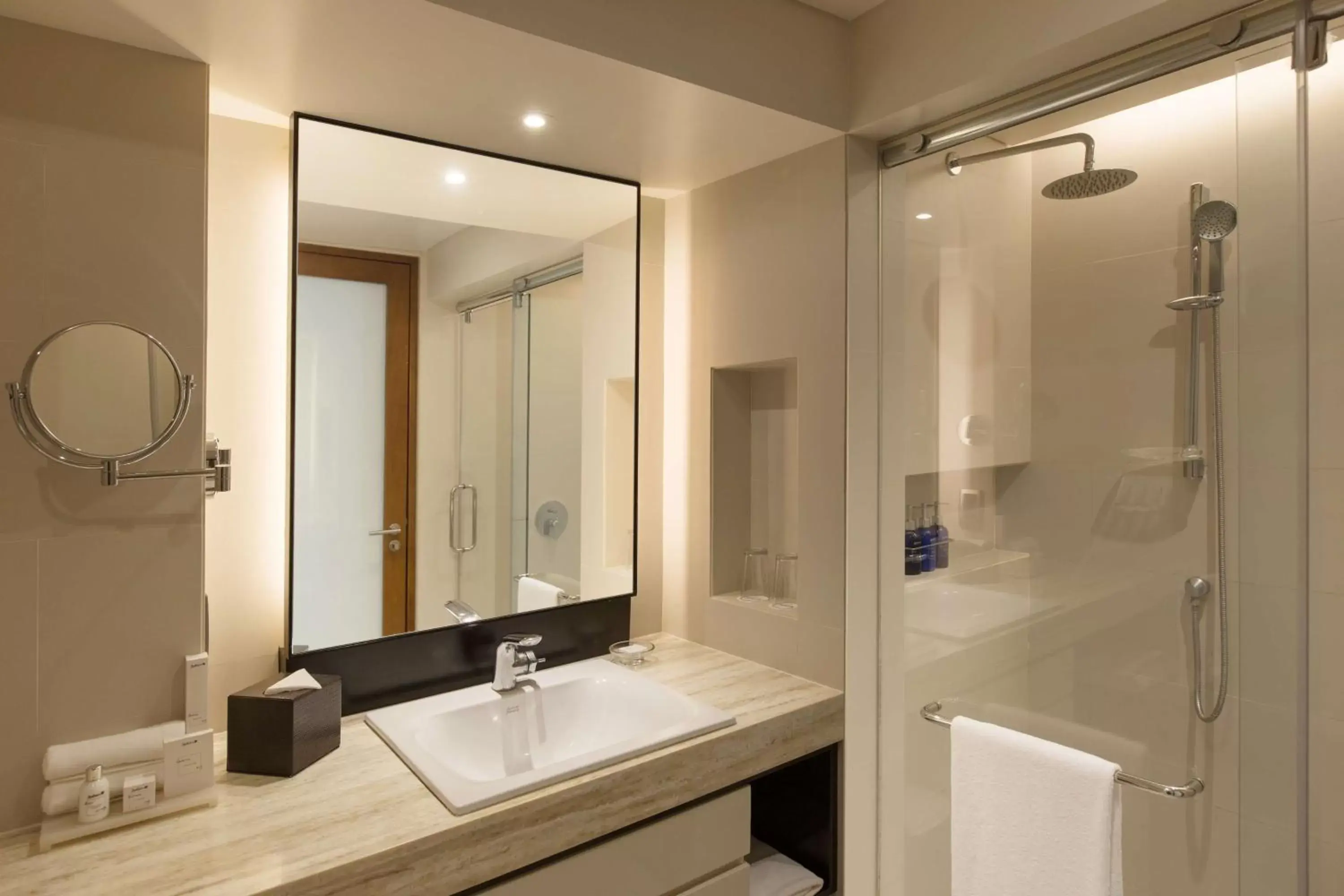 Shower, Bathroom in Radisson Blu Cebu