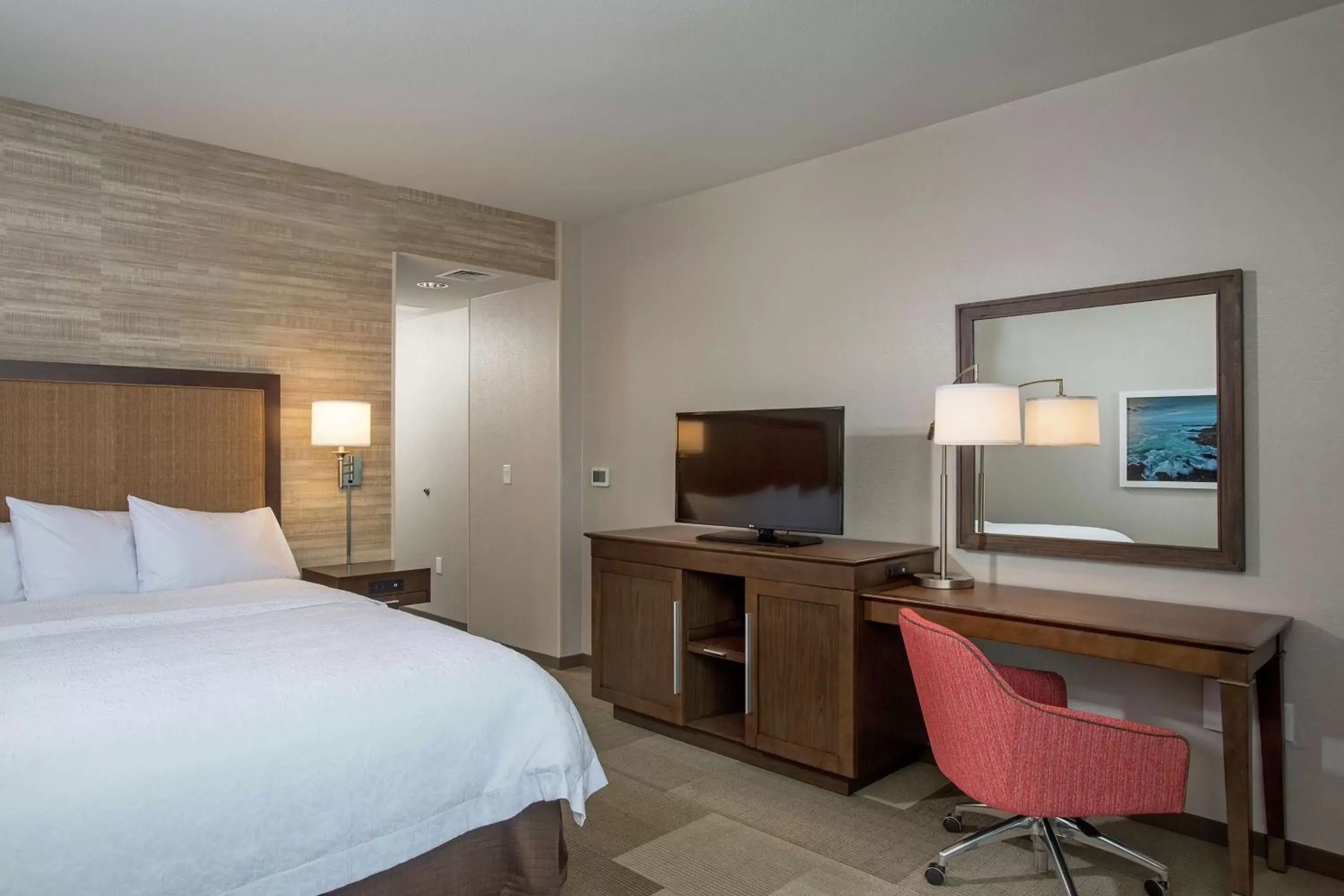 Bedroom, TV/Entertainment Center in Hampton Inn & Suites Oahu/Kapolei, HI - FREE Breakfast