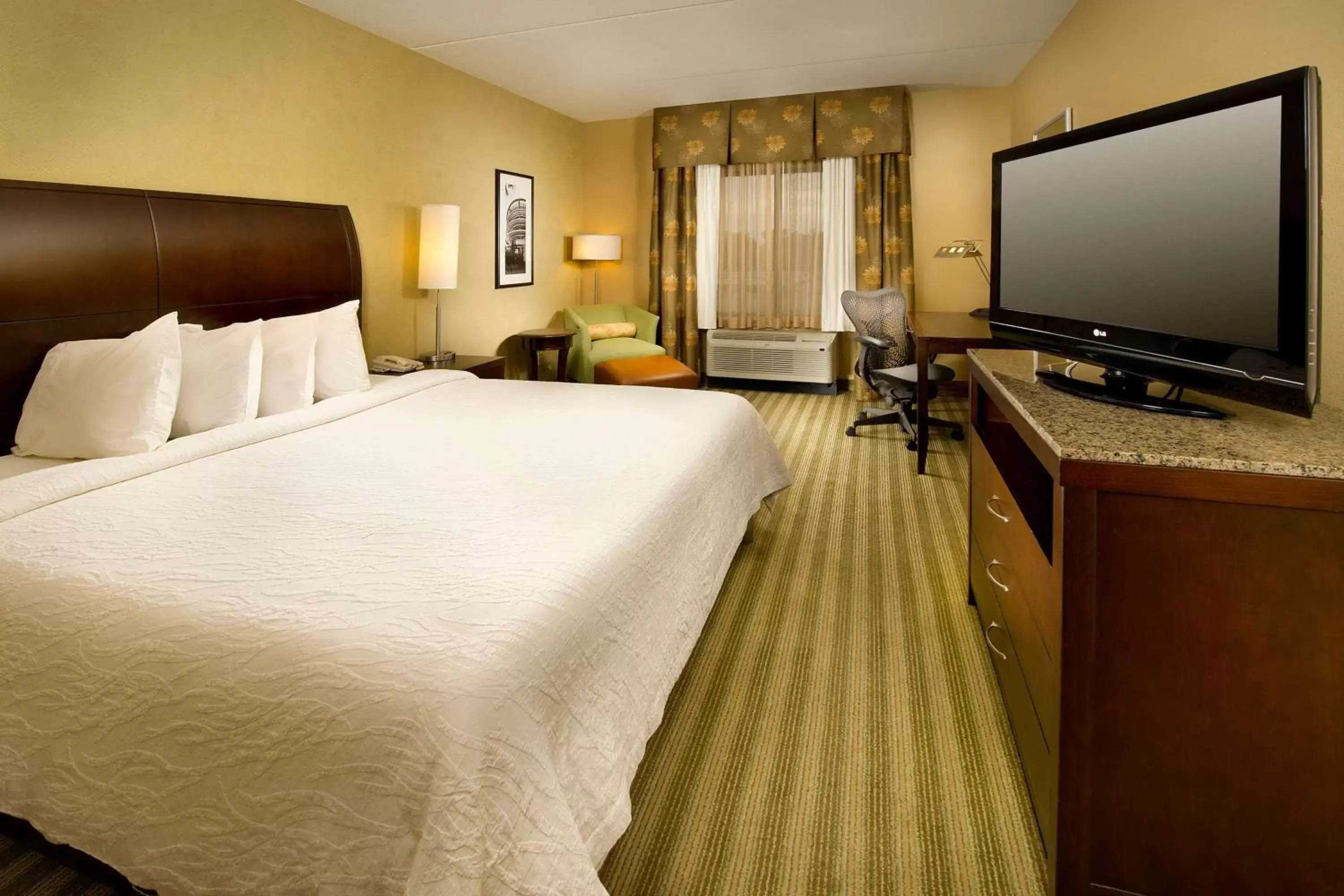 Bed, TV/Entertainment Center in Hilton Garden Inn Indianapolis Northwest