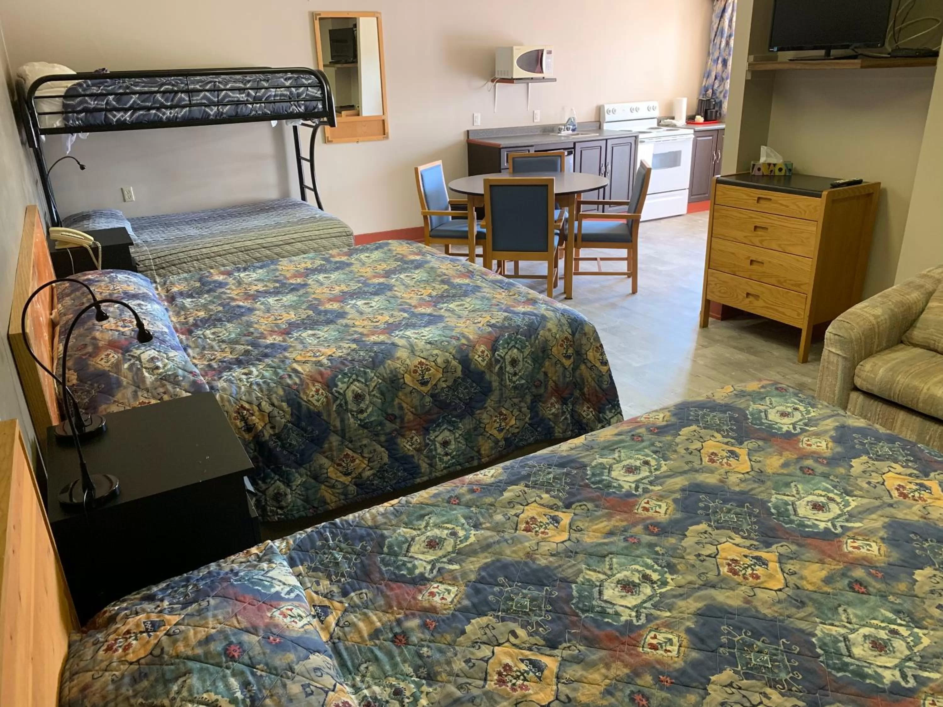 Kitchen or kitchenette, Bed in Gateway Motel