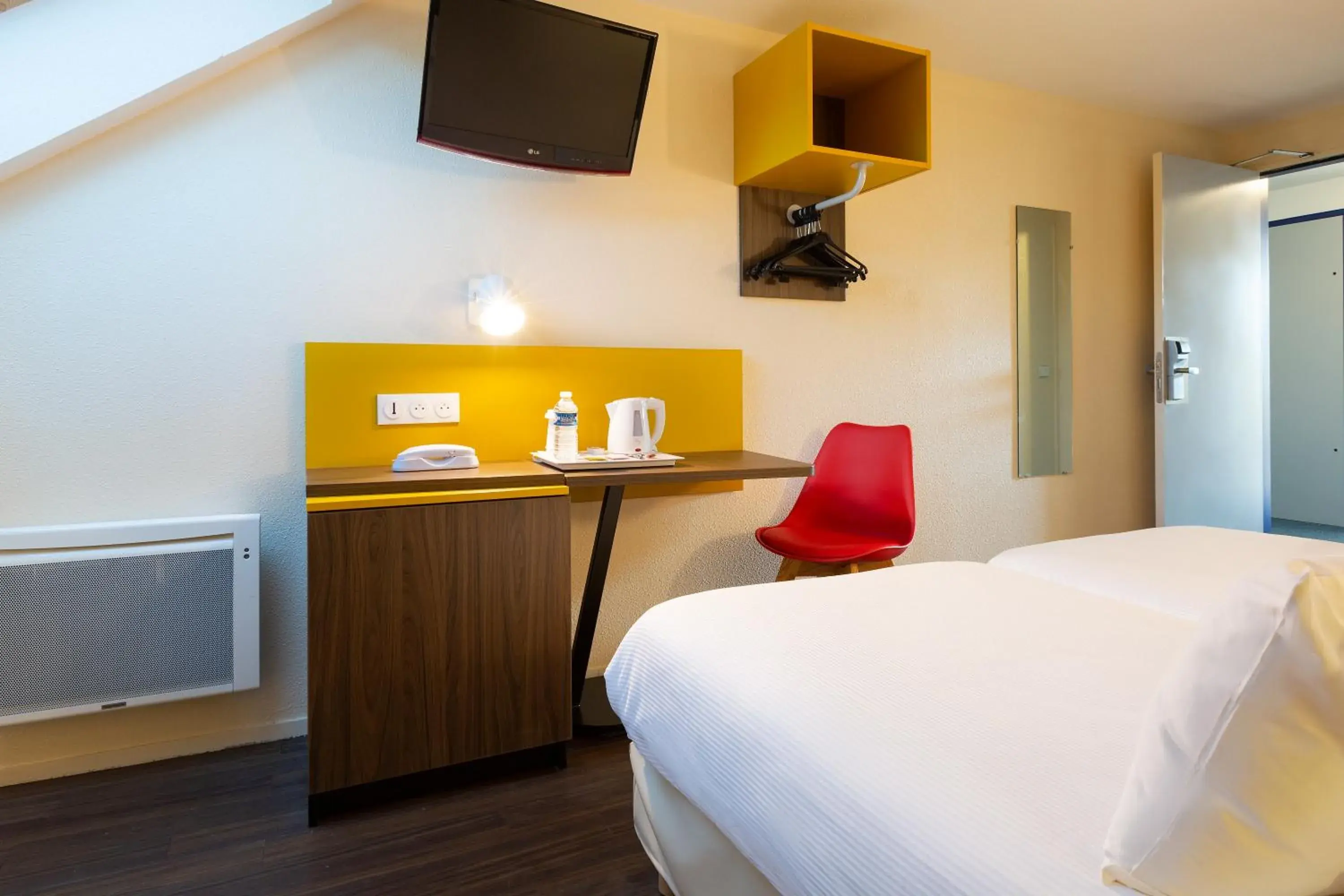 Bedroom, Bed in Comfort Hotel Lille Lomme