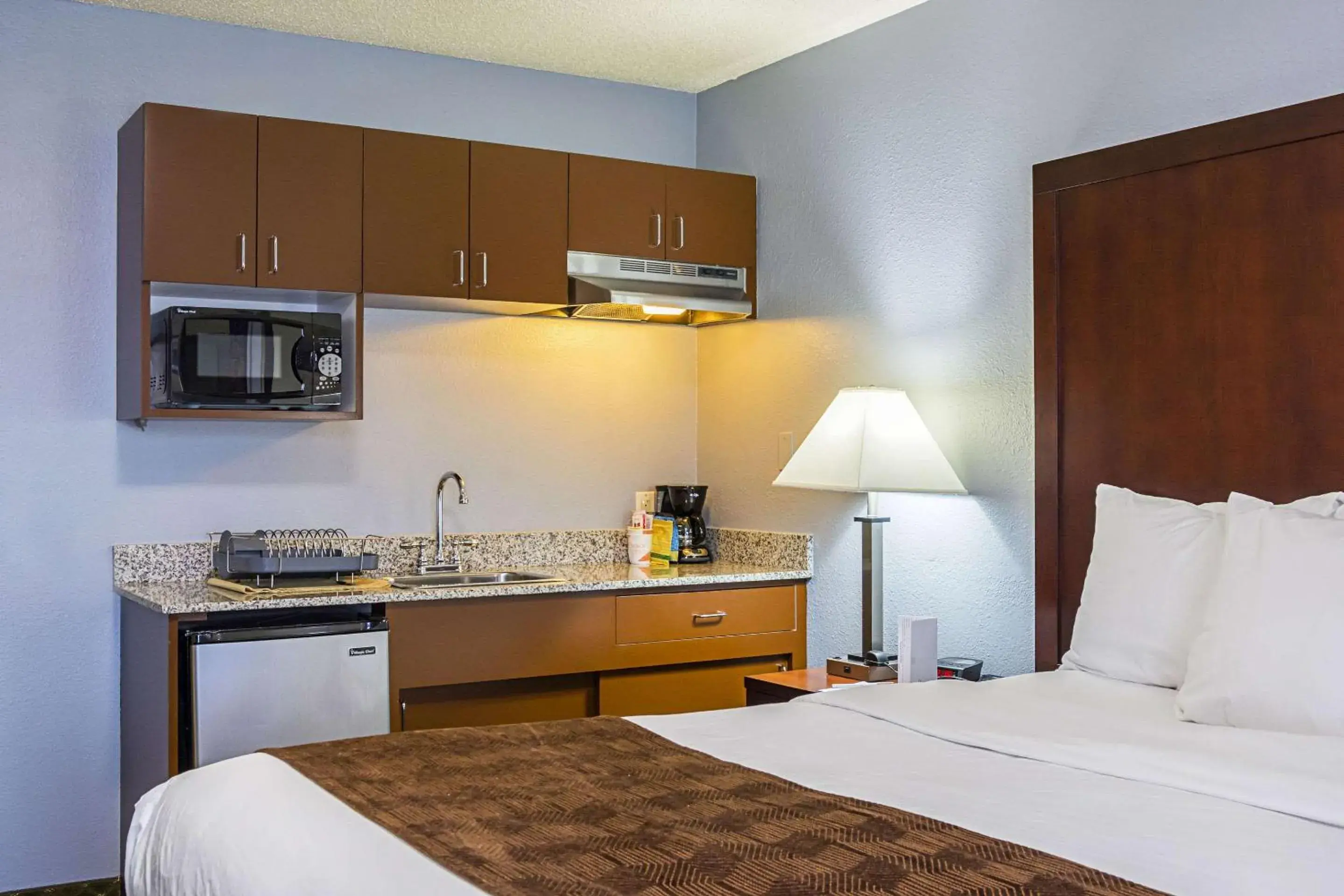 Photo of the whole room, Kitchen/Kitchenette in Quality Inn & Suites Clackamas - Portland