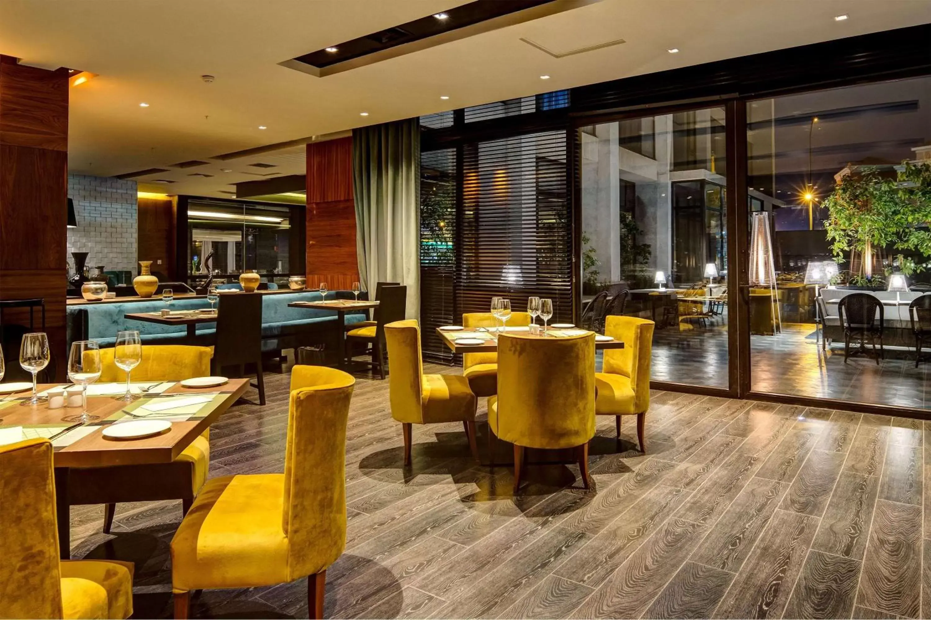 Restaurant/Places to Eat in Wyndham Santiago Pettra