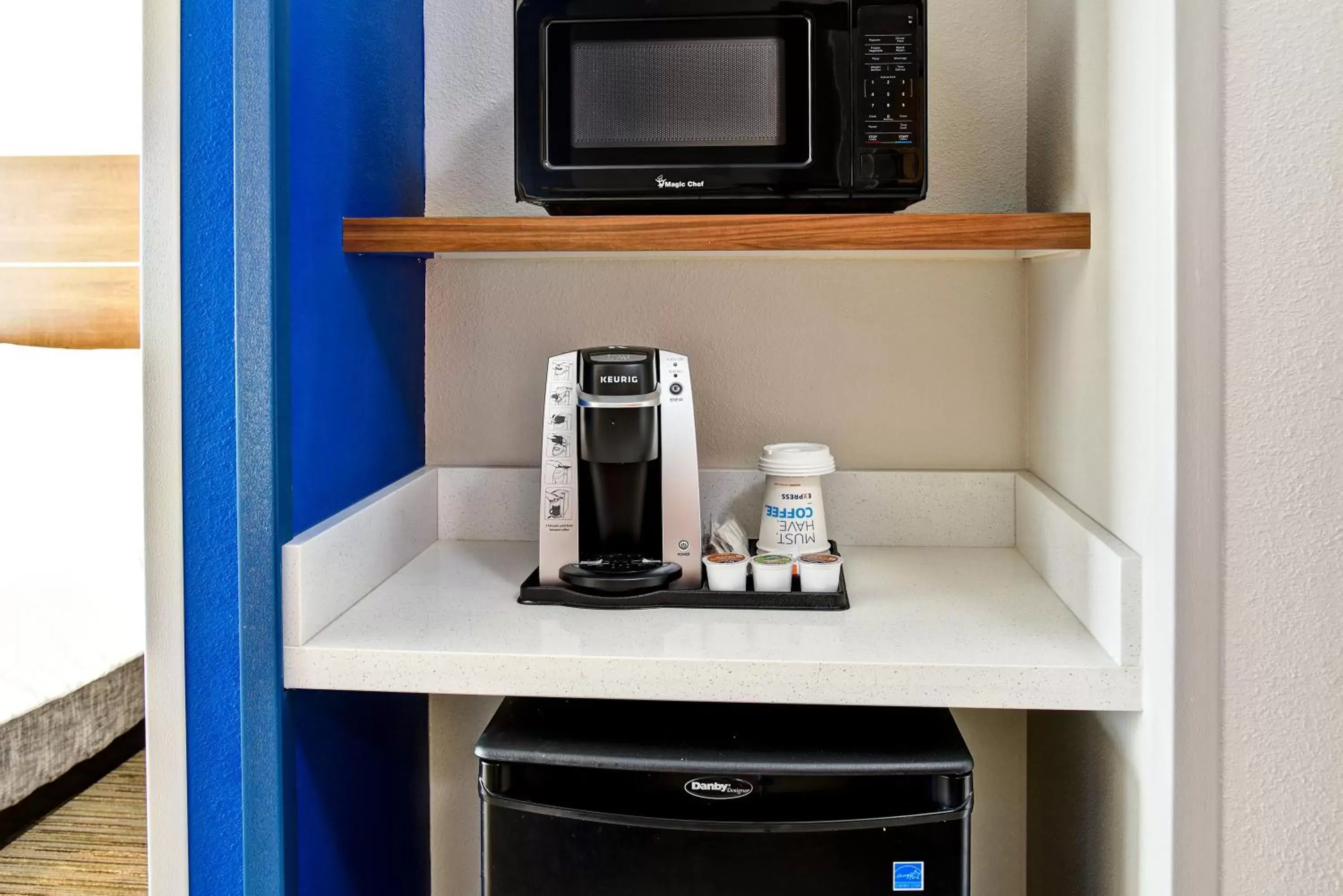 Photo of the whole room, Coffee/Tea Facilities in Holiday Inn Express & Suites - Ottawa, an IHG Hotel