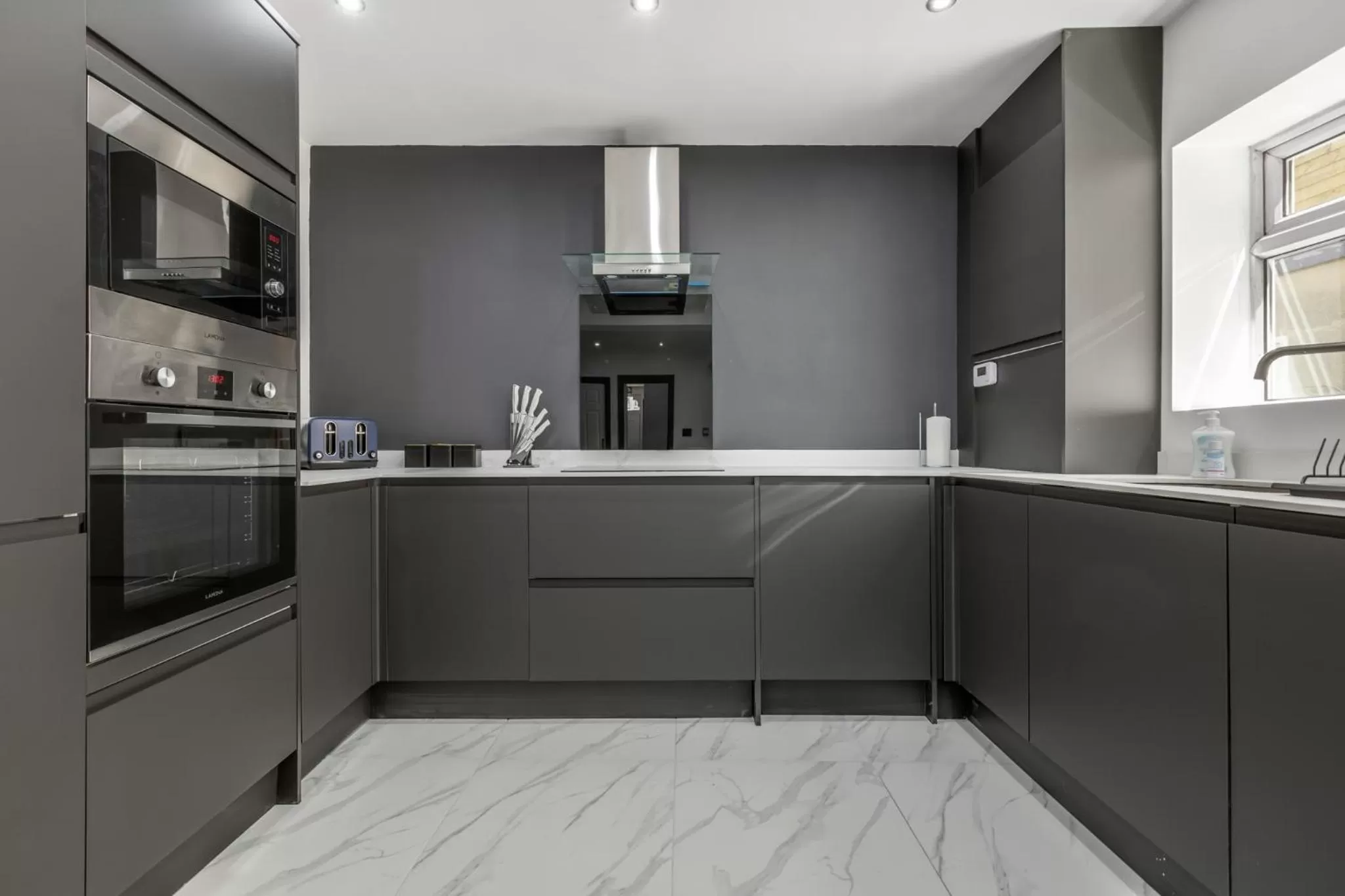 Kitchen or kitchenette, Kitchen/Kitchenette in Crystal Towers Sasco Apartments