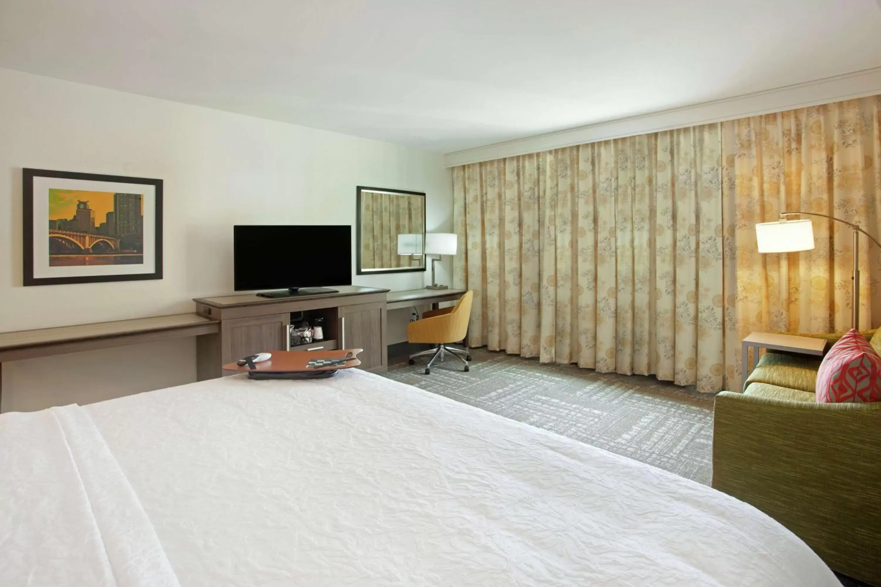 Living room, Bed in Hampton Inn & Suites - Minneapolis/Downtown