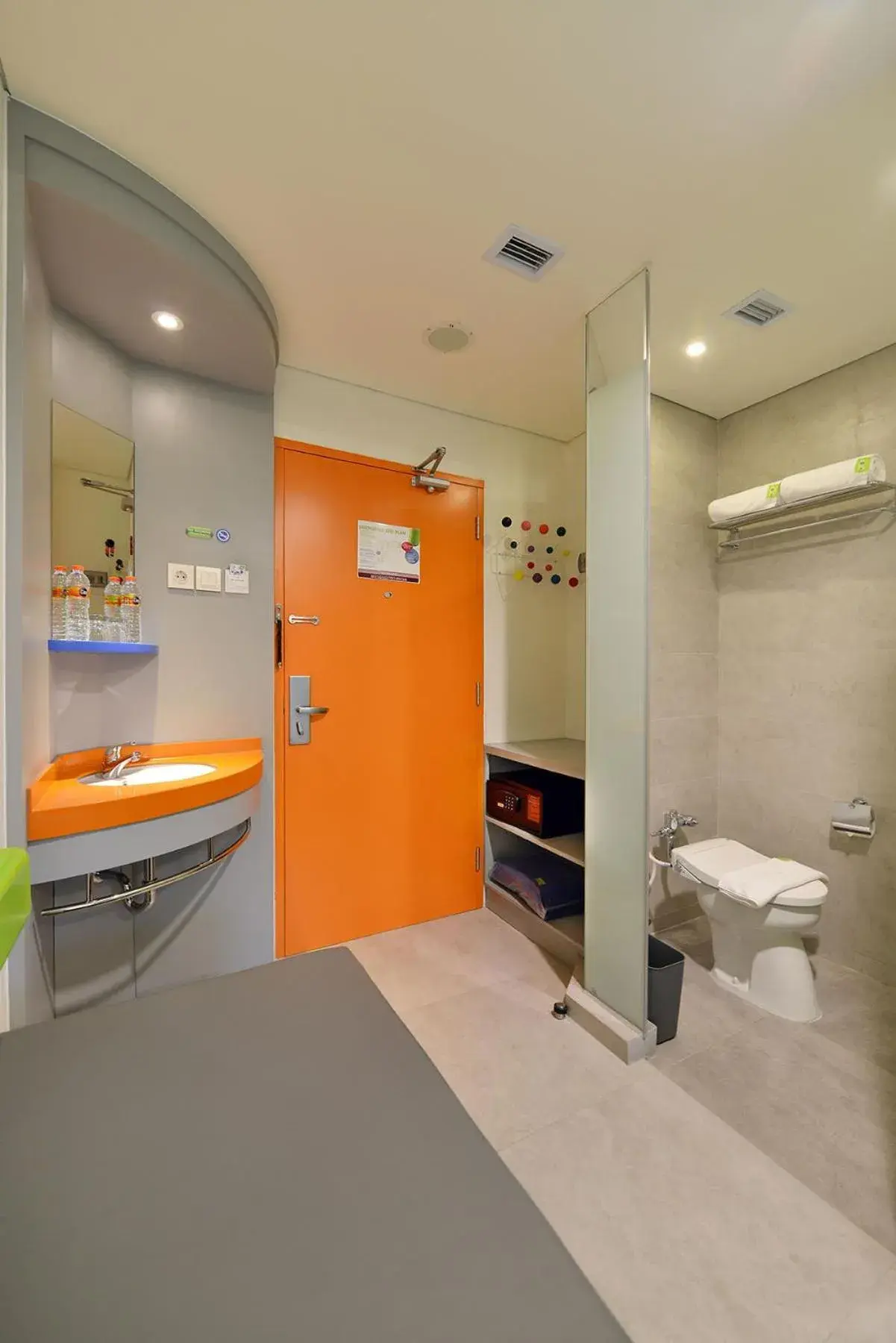 Bathroom, TV/Entertainment Center in POP Hotel Timoho - Yogyakarta