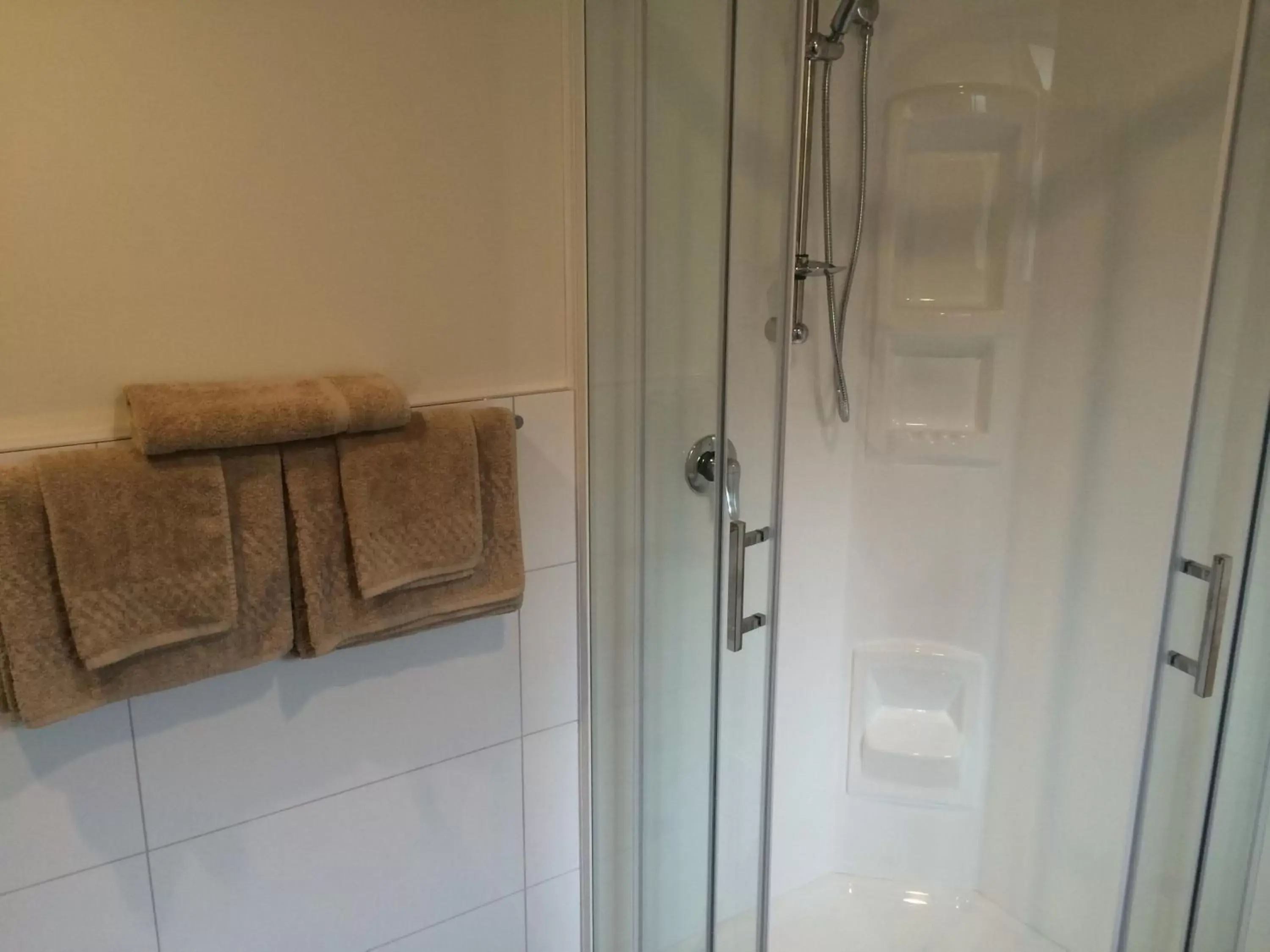 Shower, Bathroom in Rolleston Highway Motel