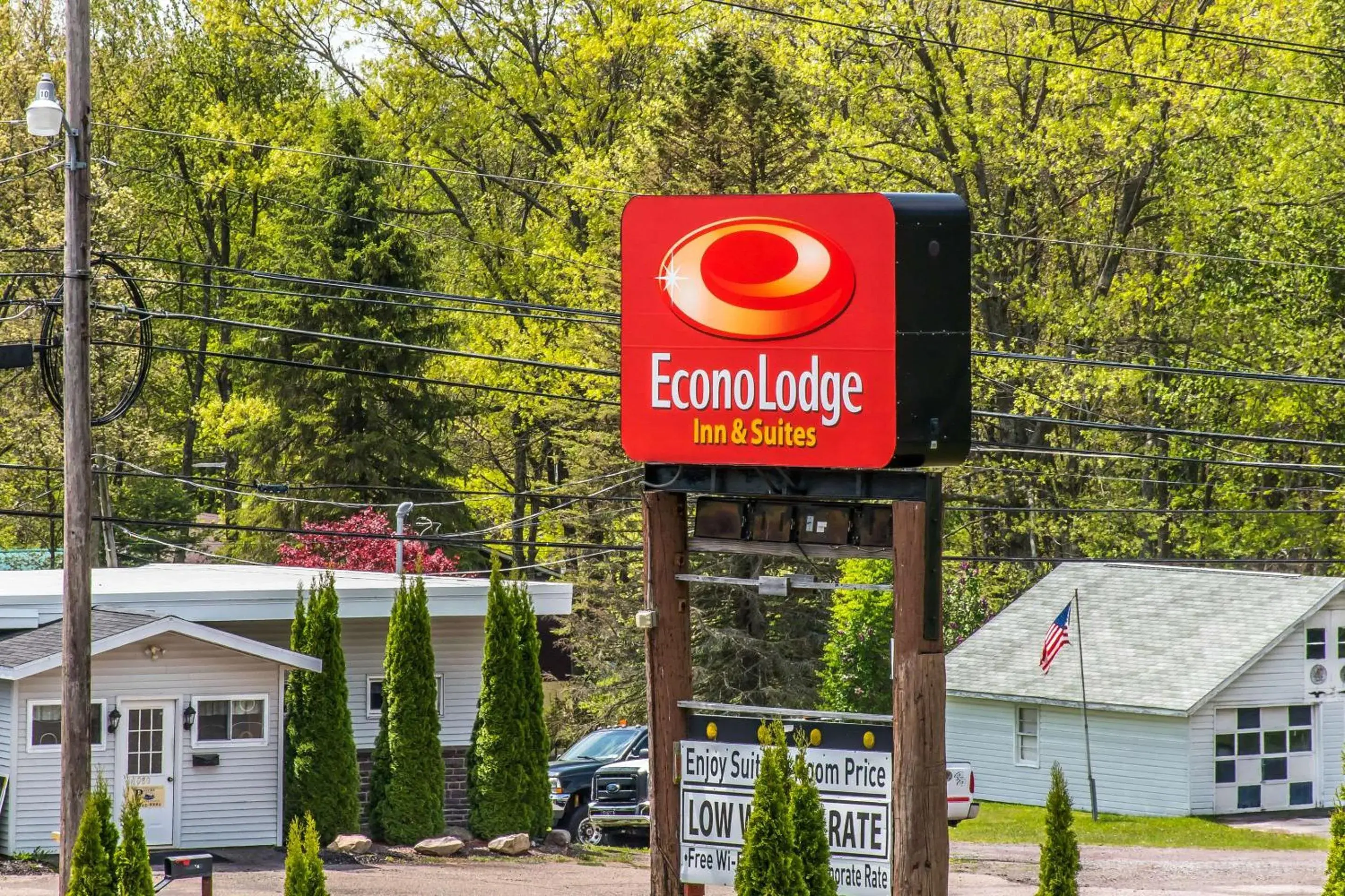 Property building in Econo Lodge Inn & Suites Pocono near Lake Harmony