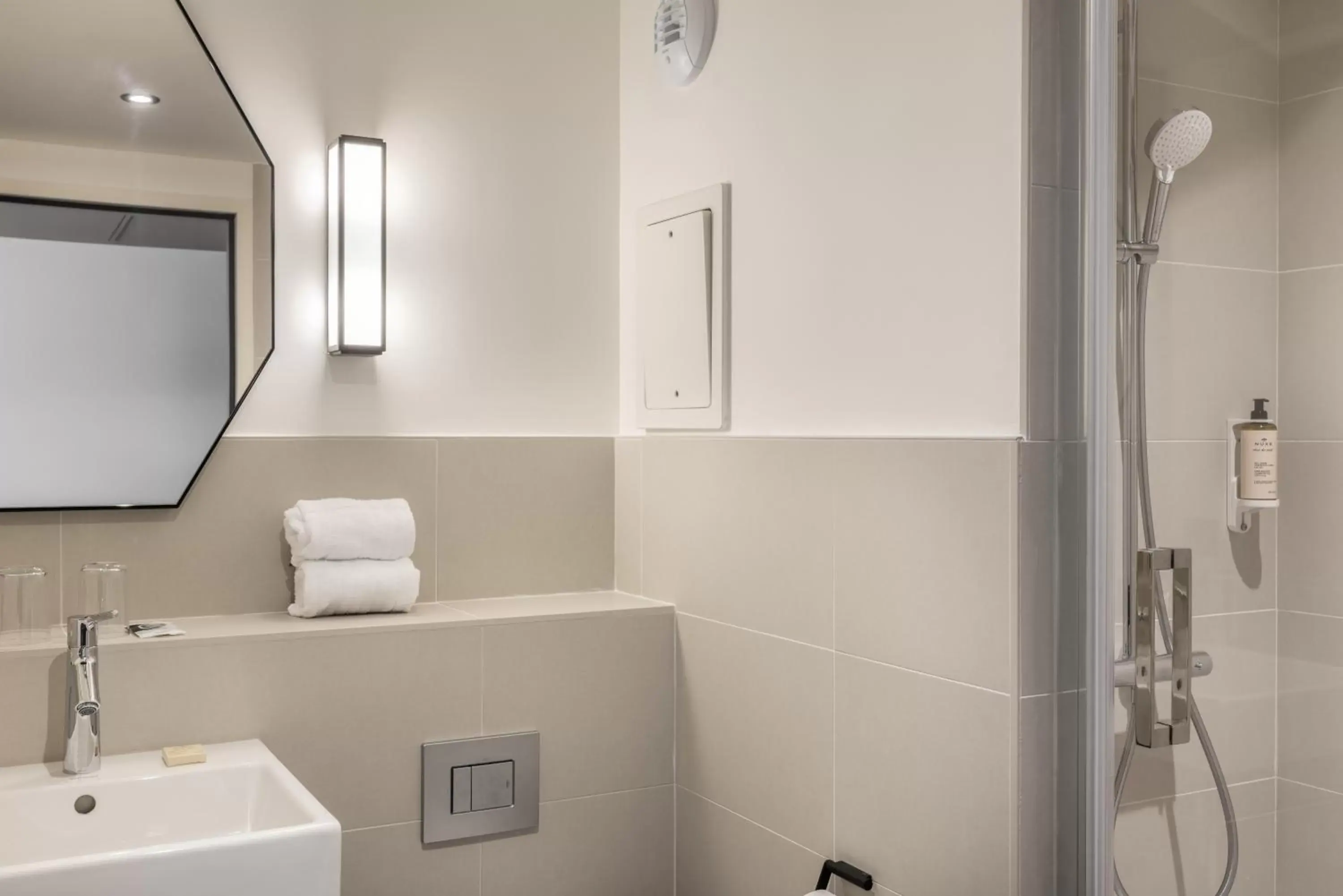 Shower, Bathroom in Mercure Bordeaux Gare Atlantic