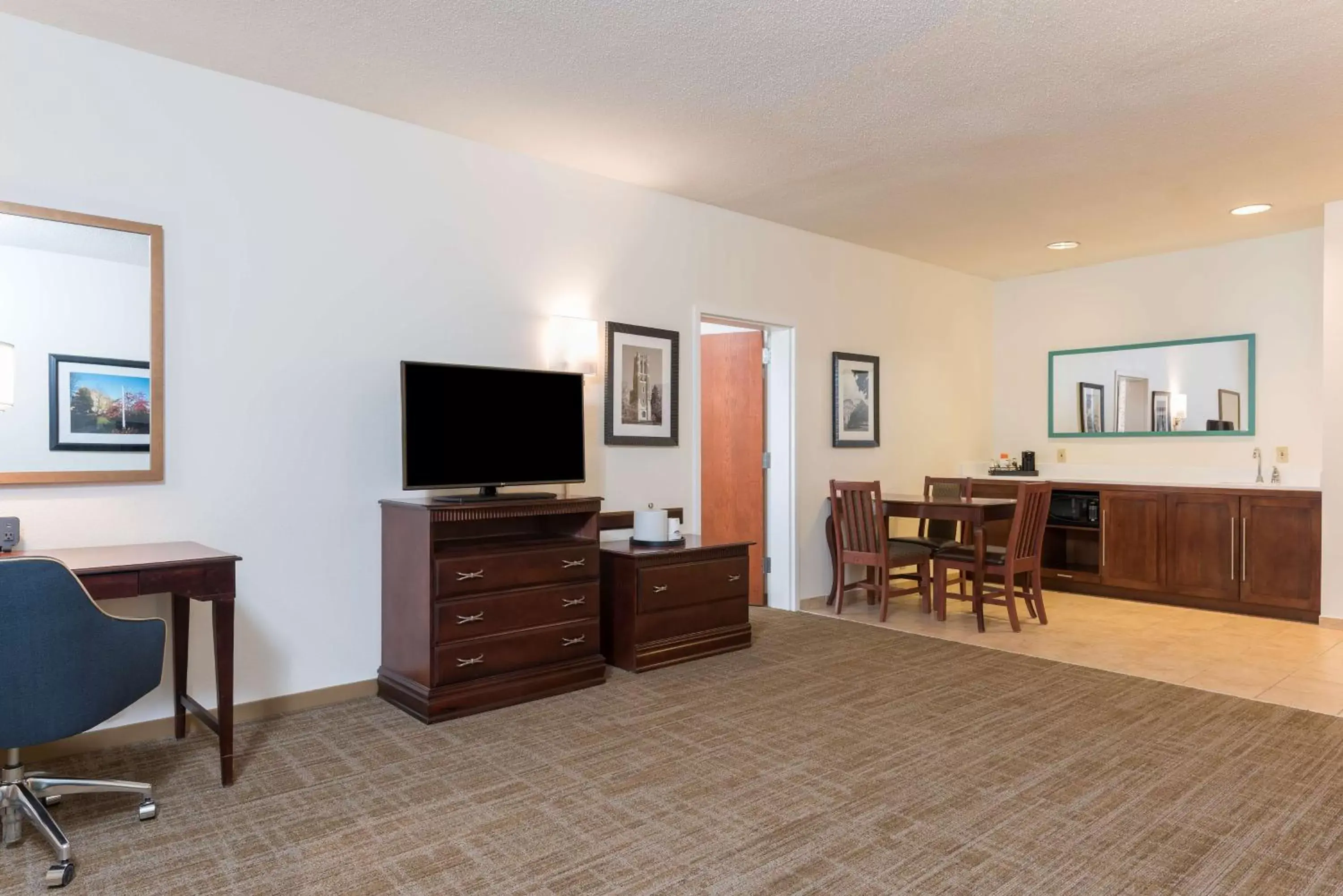 Bedroom, TV/Entertainment Center in Hampton Inn East Lansing