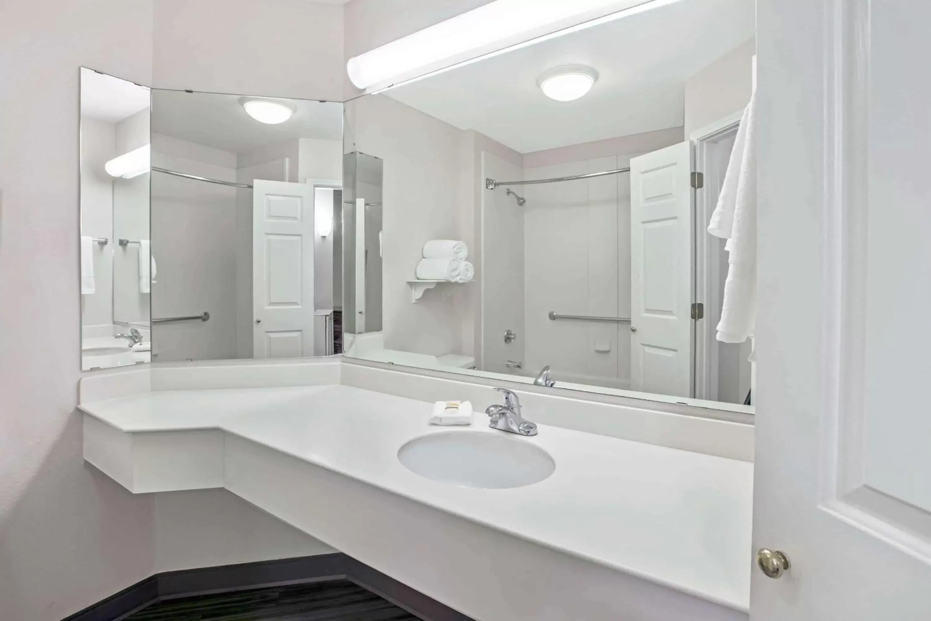 Bathroom in La Quinta by Wyndham Dallas Arlington South
