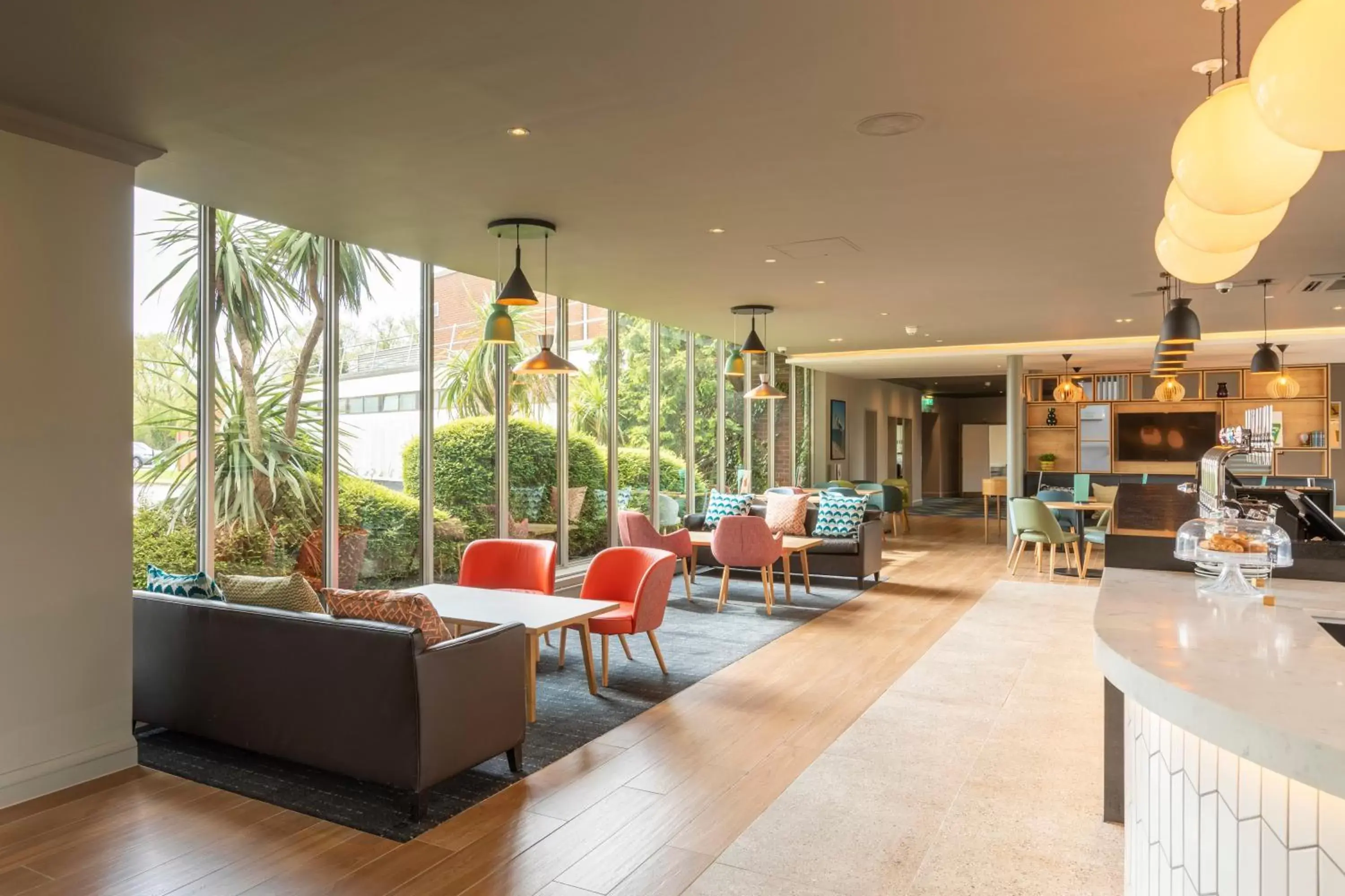 Lounge or bar in Holiday Inn Basildon, an IHG Hotel
